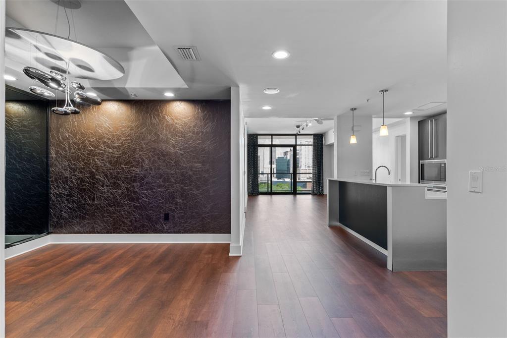 Orlando, Florida, 32801, United States, 2 Bedrooms Bedrooms, ,2 BathroomsBathrooms,Residential,For Sale,1987593