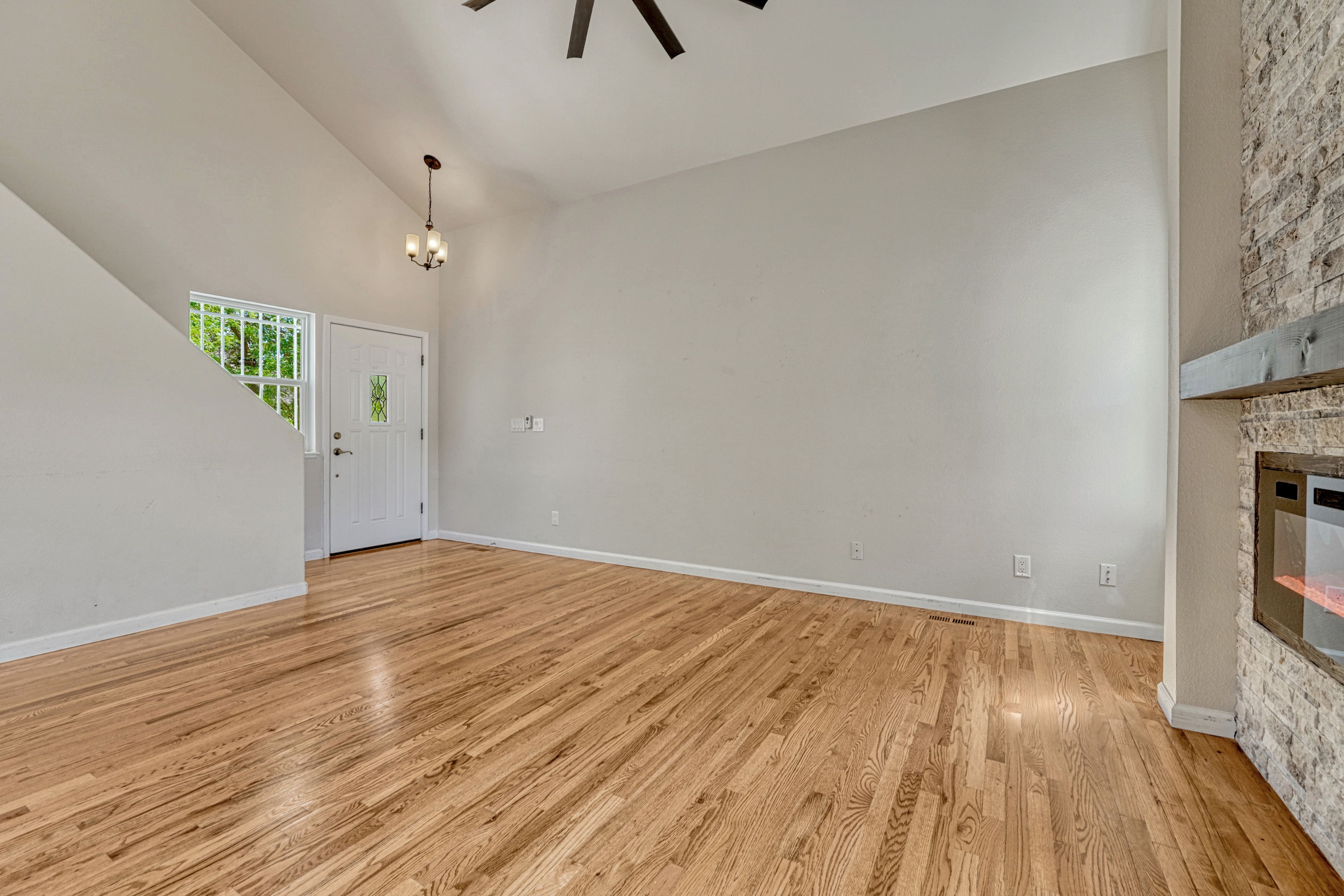  Hardwood Flooring and Mountain Views in 80919 - 物件實景