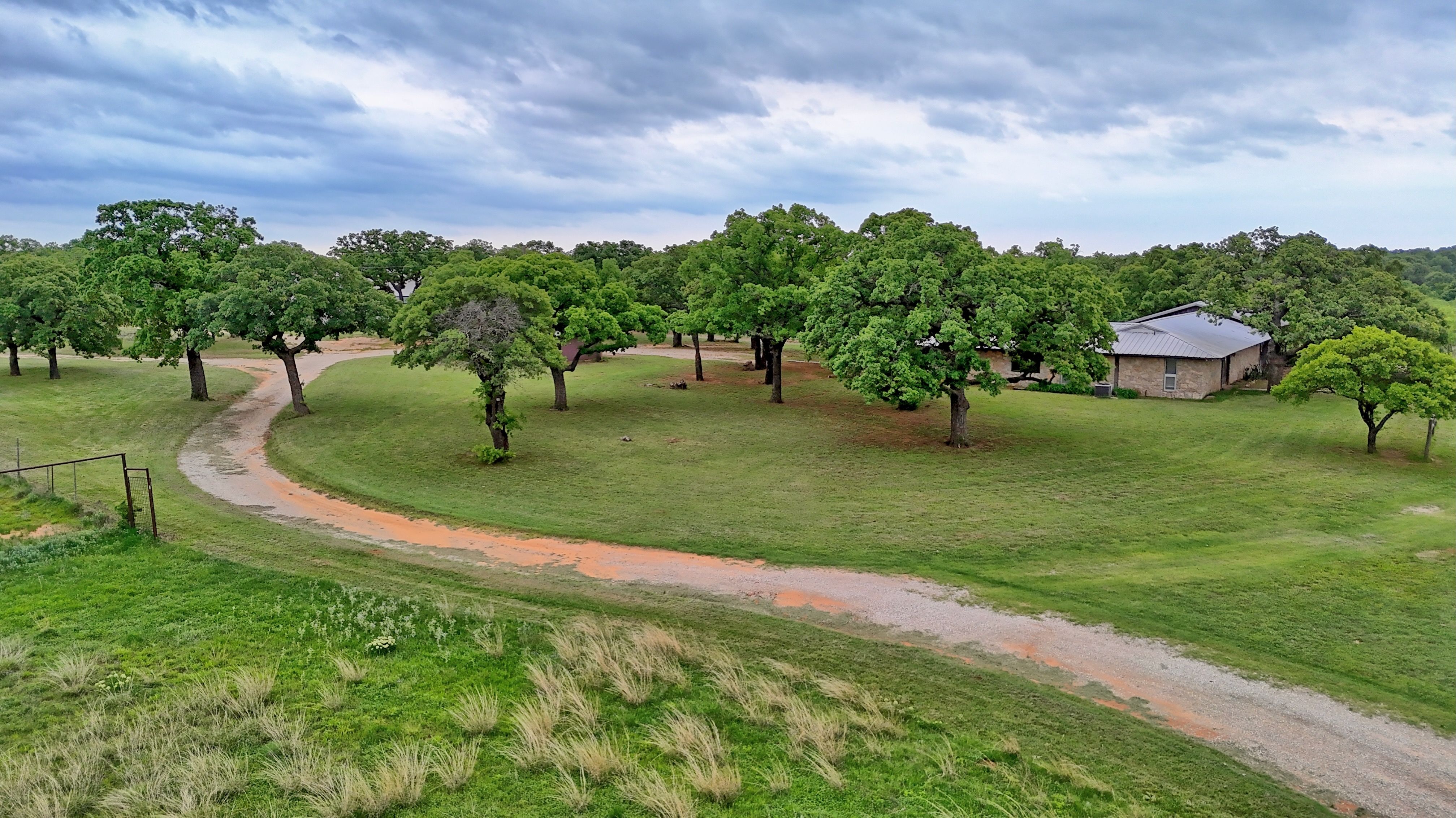  Ranch Style Rock Home on Private 80 Acres - 物件實景