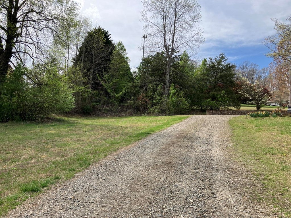 Hiawassee, Georgia, 30546, United States, 3 Bedrooms Bedrooms, ,2 BathroomsBathrooms,Residential,For Sale,1761717