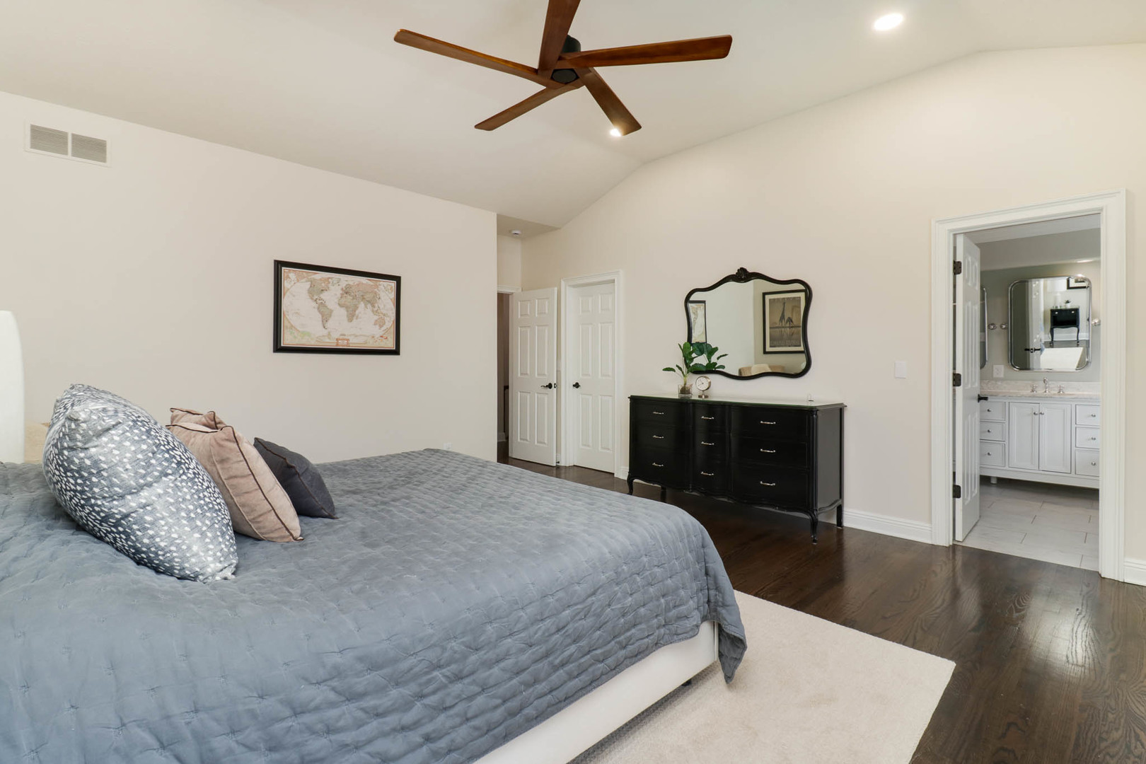 Bloomington, Illinois, 61704, United States, 5 Bedrooms Bedrooms, ,4 BathroomsBathrooms,Residential,For Sale,1991973