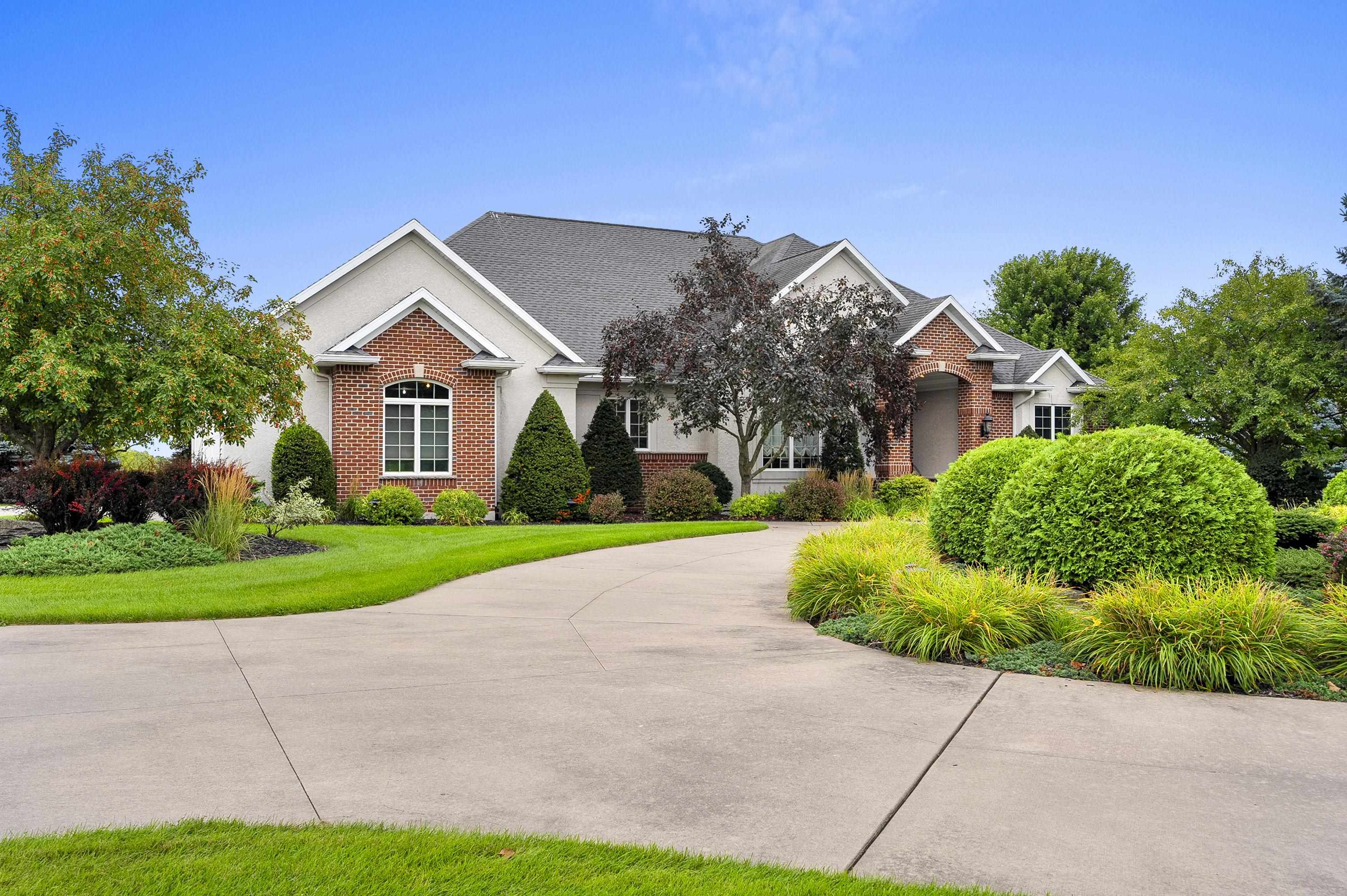NEENAH, Wisconsin, 54956, United States, 3 Bedrooms Bedrooms, ,3 BathroomsBathrooms,Residential,For Sale,1927222