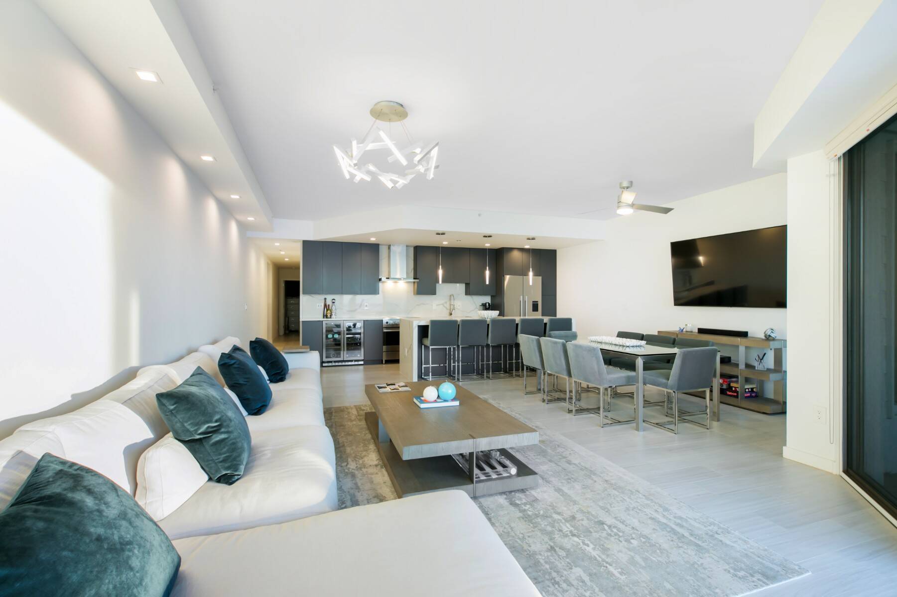  Sleek Waterfront Condo With Dramatic Sunsets - 物件實景