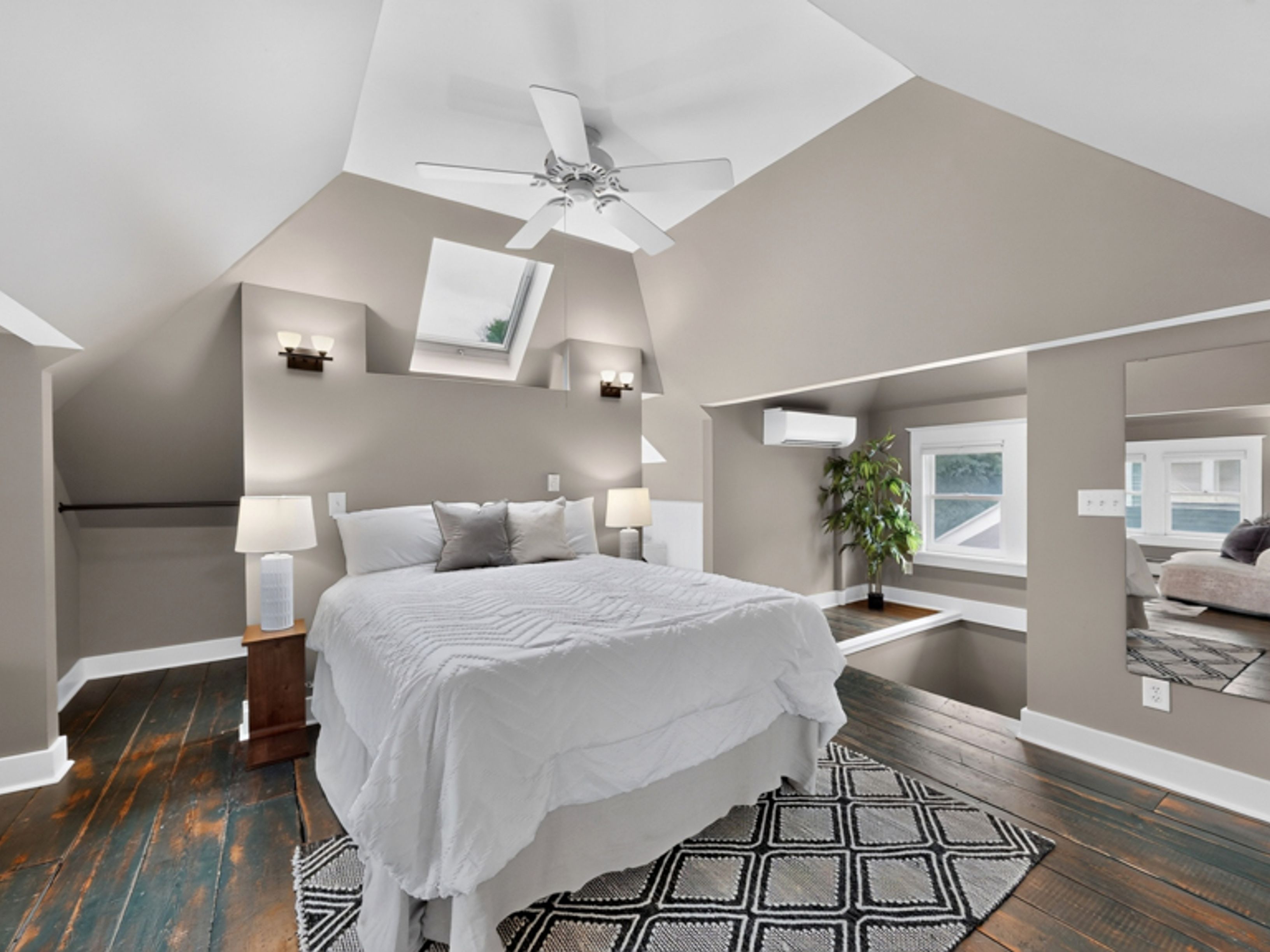  Timeless Pill Hill Charm with Thoughtful Modern Updates - 物件實景
