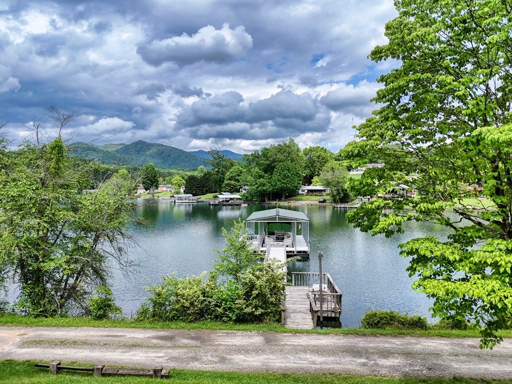 Hayesville, North Carolina, 28904, United States, 3 Bedrooms Bedrooms, ,3 BathroomsBathrooms,Residential,For Sale,1862322