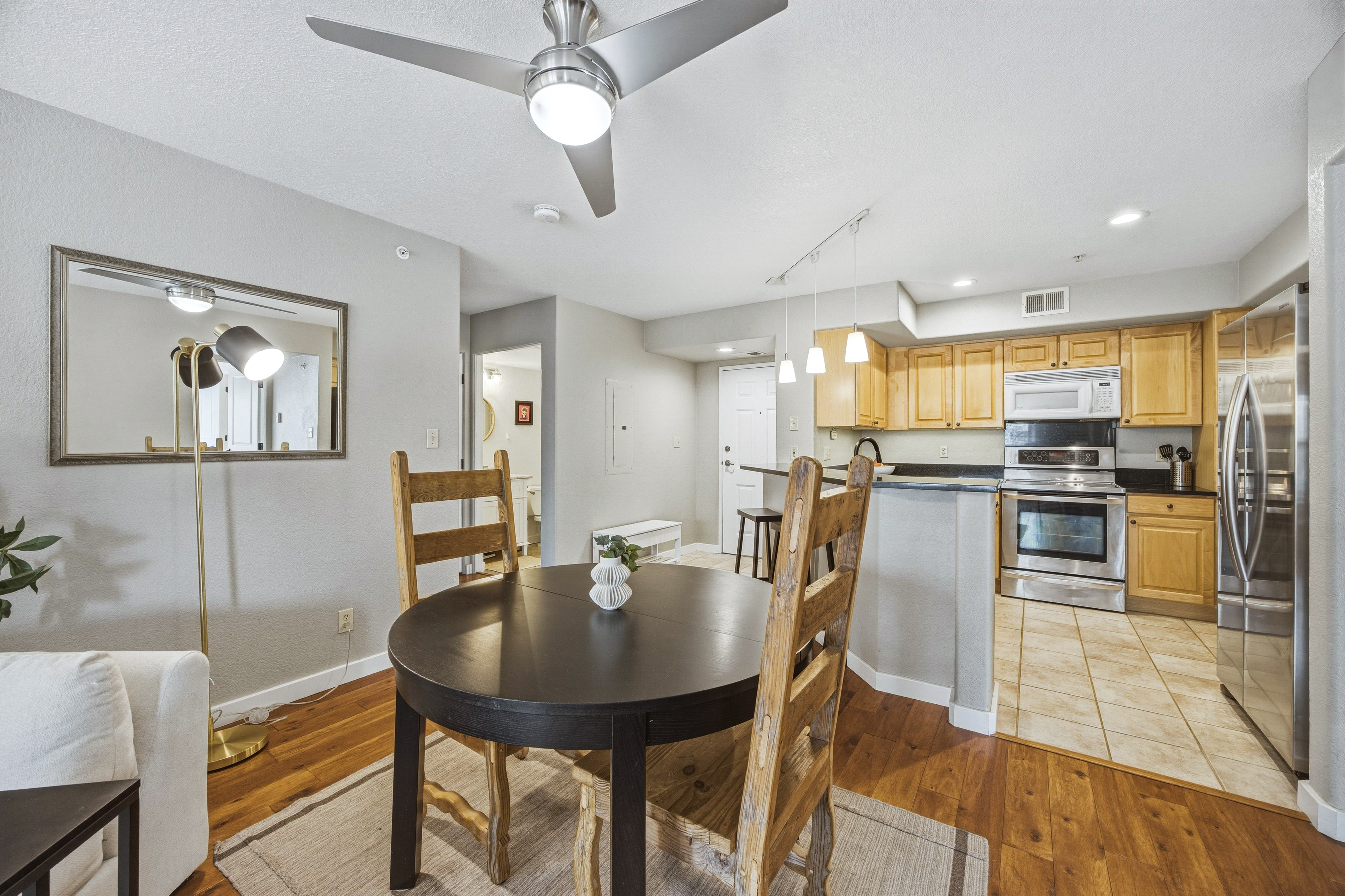  Updated, Bright, South-Facing Corner Residence in the Heart of Edwards - 物件實景