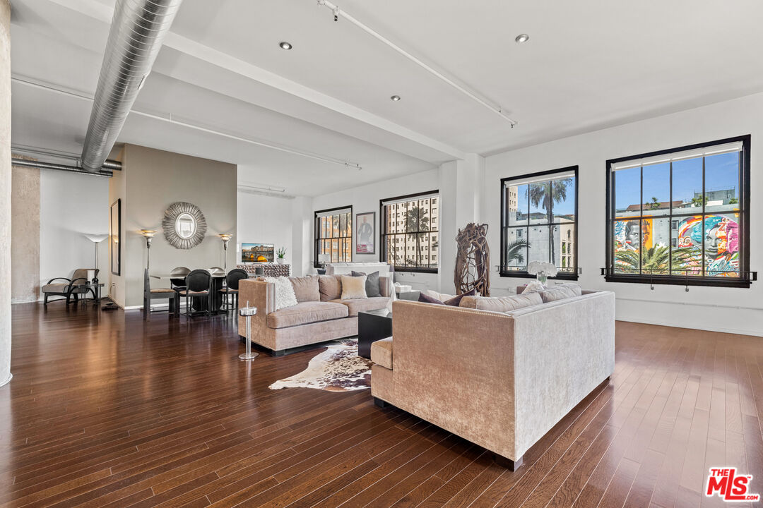 Los Angeles, California, 90028, United States, 2 Bedrooms Bedrooms, ,2 BathroomsBathrooms,Residential,For Sale,1827936