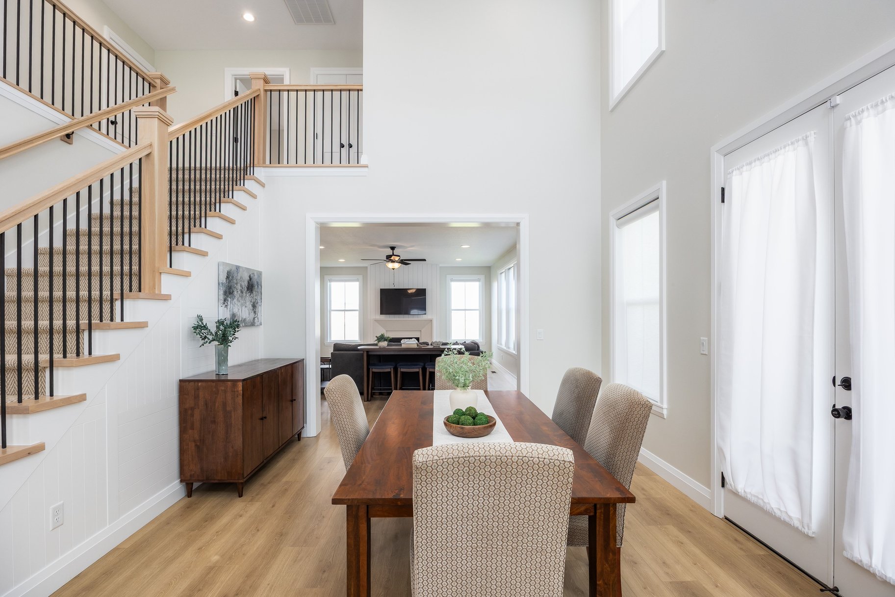  Impeccably Maintained Home with Mountain Views & Four-Car Garage - 物件實景