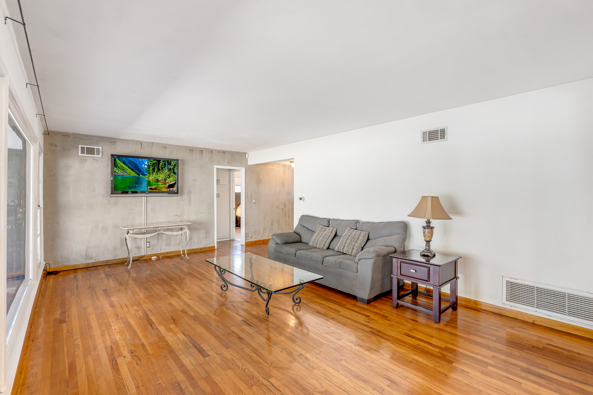  6626 Burnet Avenue - 物件實景