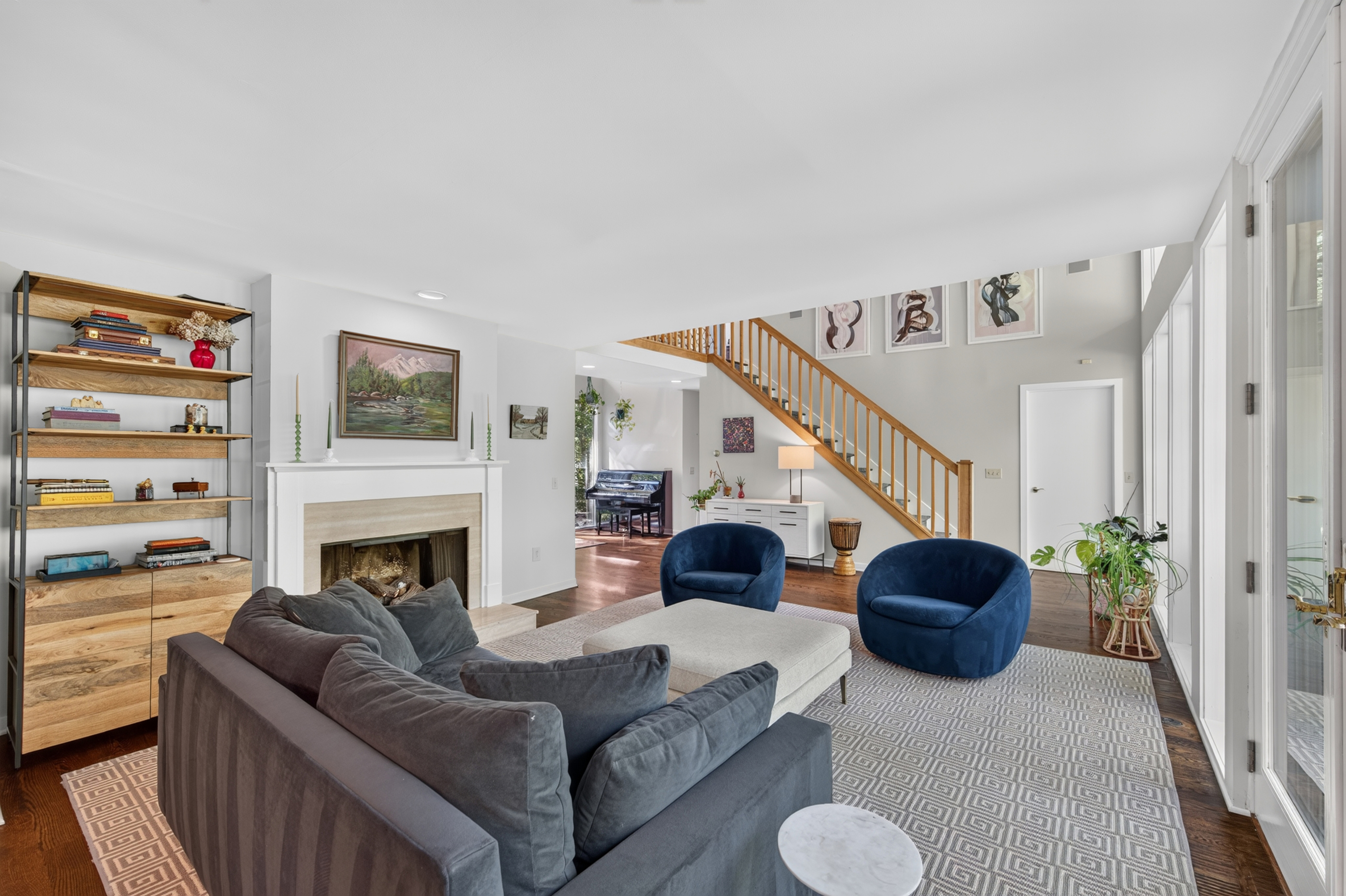  Immaculate Home with Classic Versatile Design Offers Privacy - 物件實景