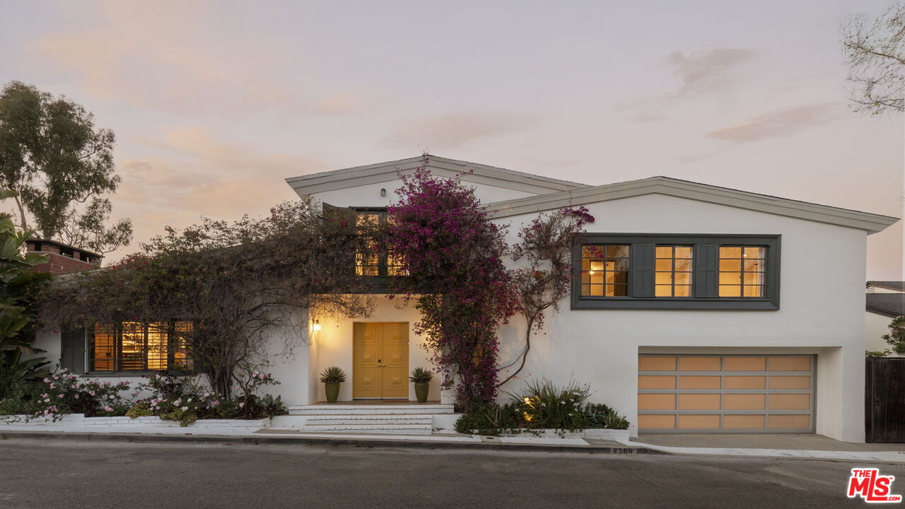 Los Angeles, California, 90068, United States, 3 Bedrooms Bedrooms, ,4 BathroomsBathrooms,Residential,For Sale,1839885