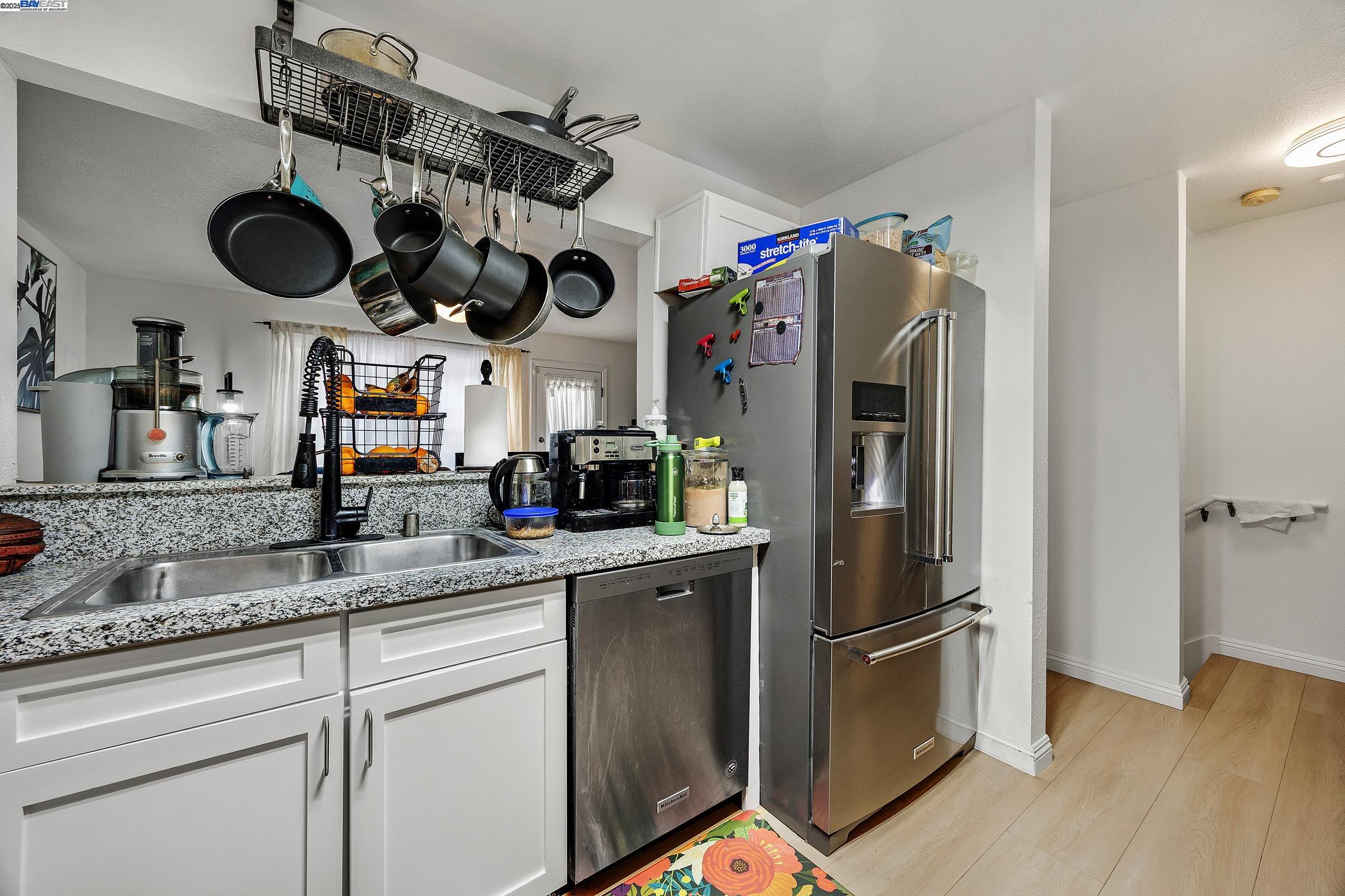 Emeryville, California, 94608, United States, 2 Bedrooms Bedrooms, ,1 BathroomBathrooms,Residential,For Sale,1907705
