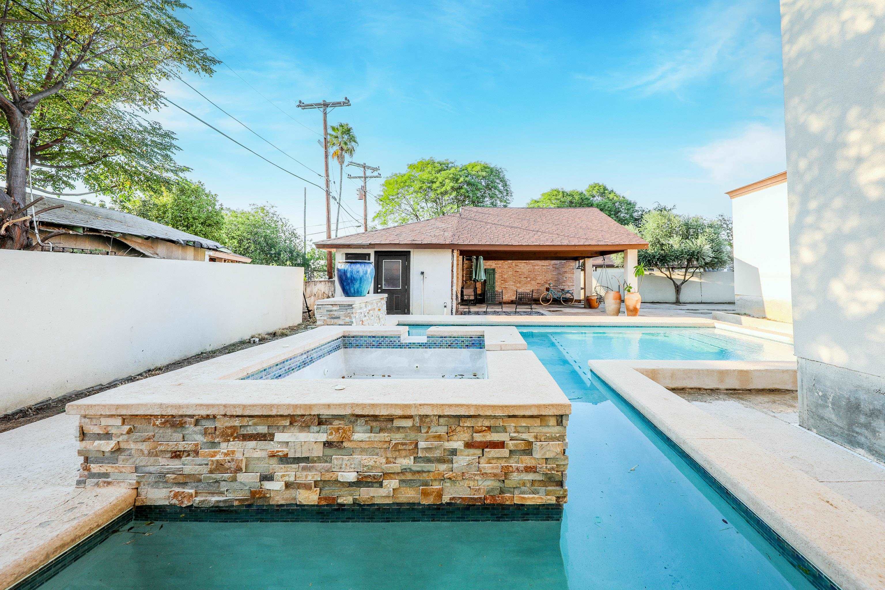 LAREDO, Texas, 78045, United States, 4 Bedrooms Bedrooms, ,4 BathroomsBathrooms,Residential,For Sale,1955145