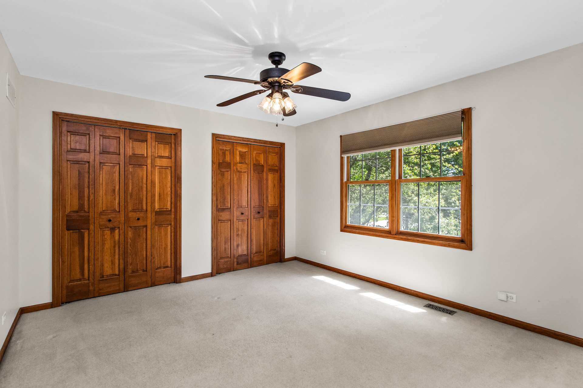  Stunning Corner Lot Brick and Cedar Georgian Estate - 物件實景