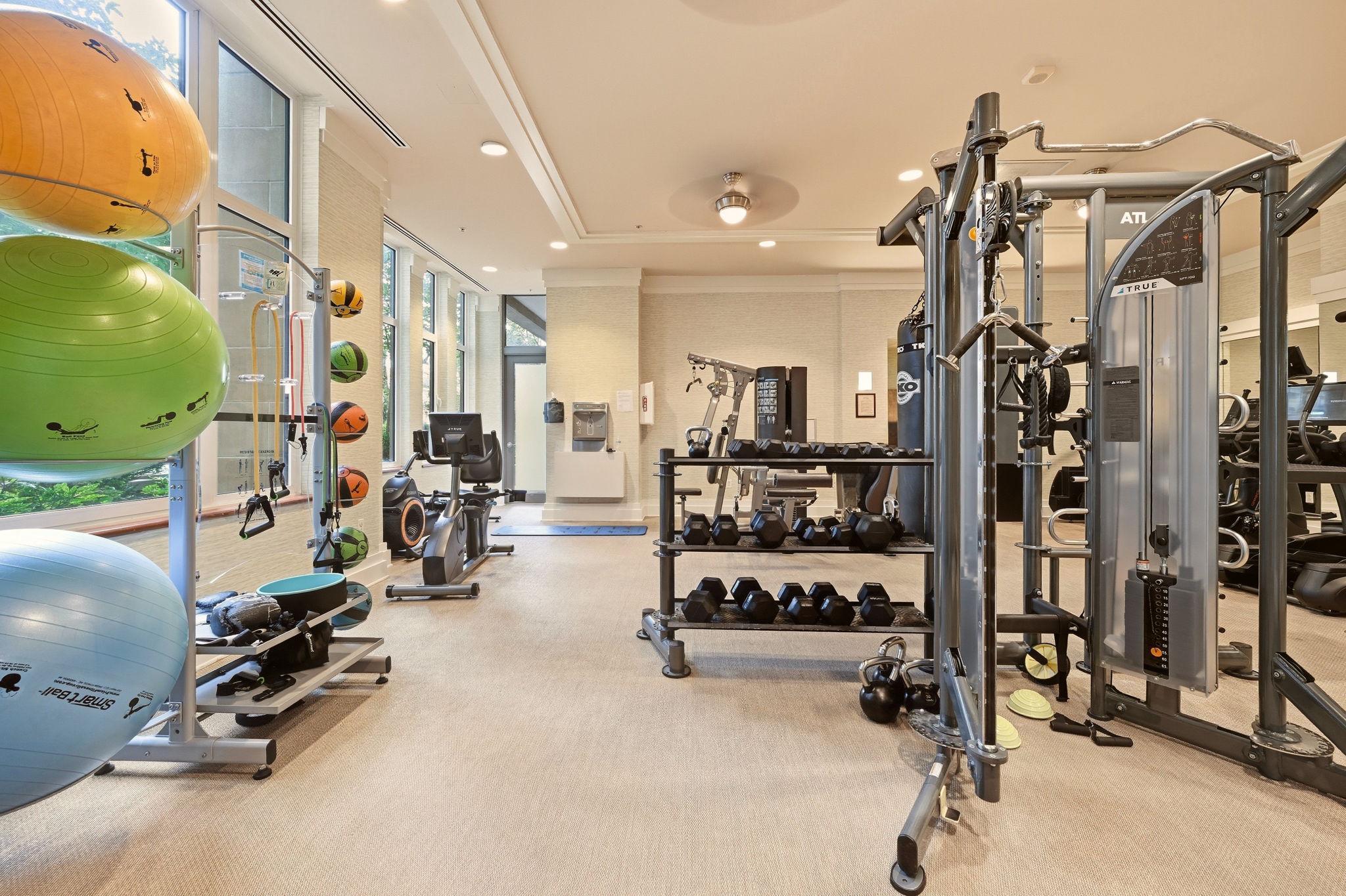  8220 Crestwood Heights Drive, Mclean, VA, 22102 - 物件實景