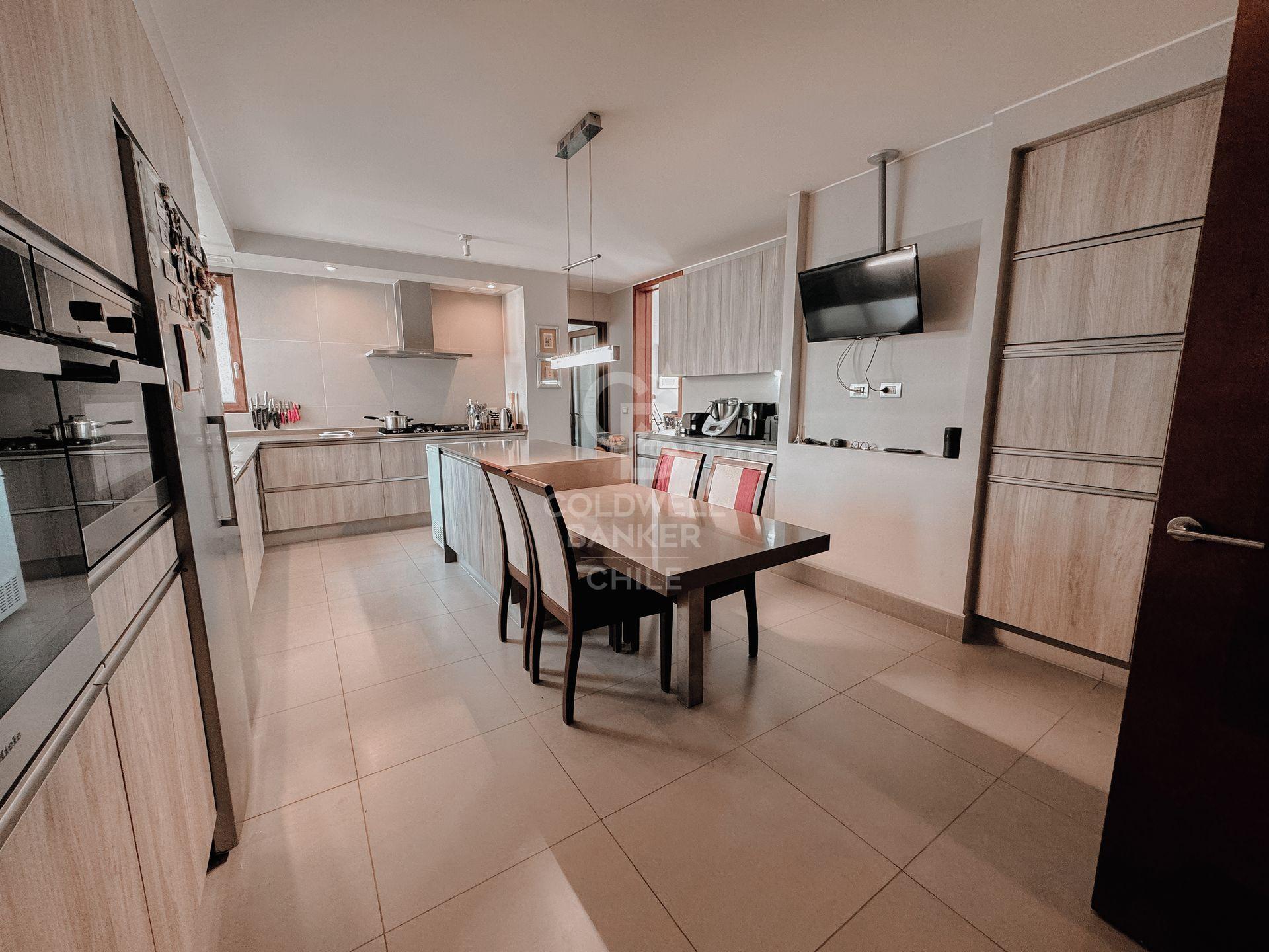 Lo Barnechea, Chile, 4 Bedrooms Bedrooms, ,6 BathroomsBathrooms,Residential,For Sale,1959093