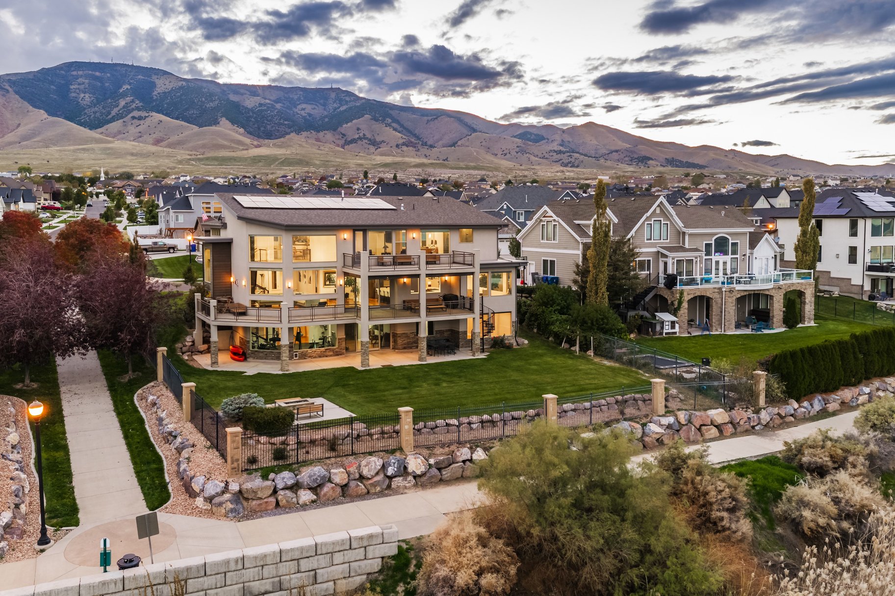  Modern Lakefront Retreat with Breathtaking Lake and Mountain Views - 物件實景