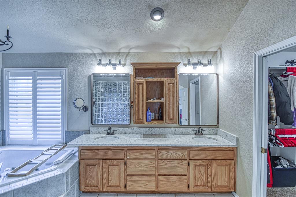 Noble, Oklahoma, 73068, United States, 6 Bedrooms Bedrooms, ,4 BathroomsBathrooms,Residential,For Sale,1978197