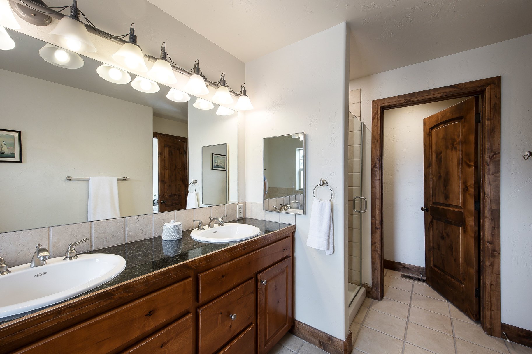  Exceptional Fox Point Townhome with Mountain Views & Prime Location - 物件實景