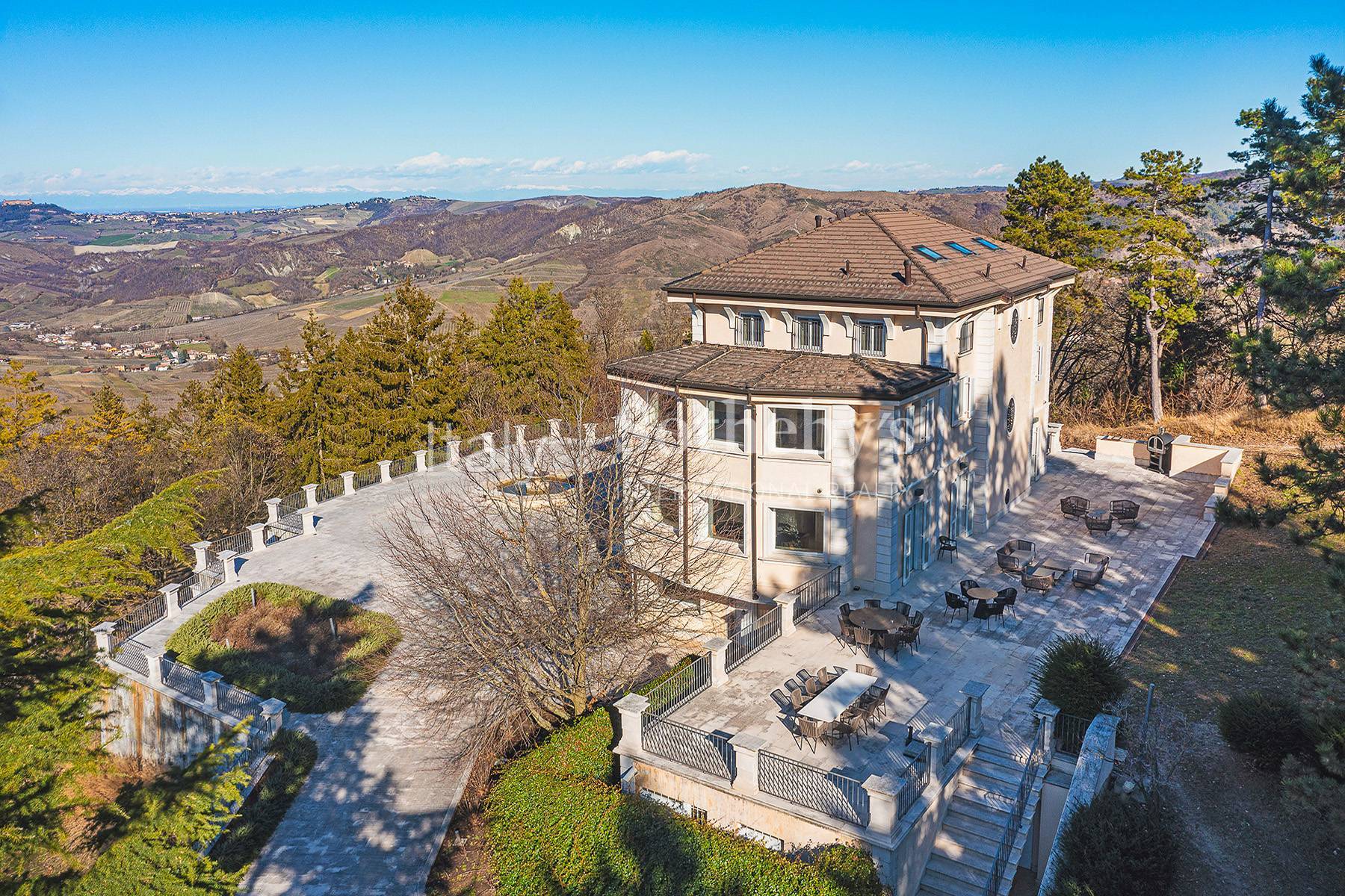  Elegant Hilltop Estate with Private Spa in Oltrepò Pavese - 物件實景