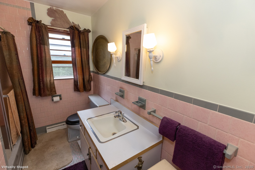 Montville, Connecticut, 06382, United States, 5 Bedrooms Bedrooms, ,3 BathroomsBathrooms,Residential,For Sale,1895658