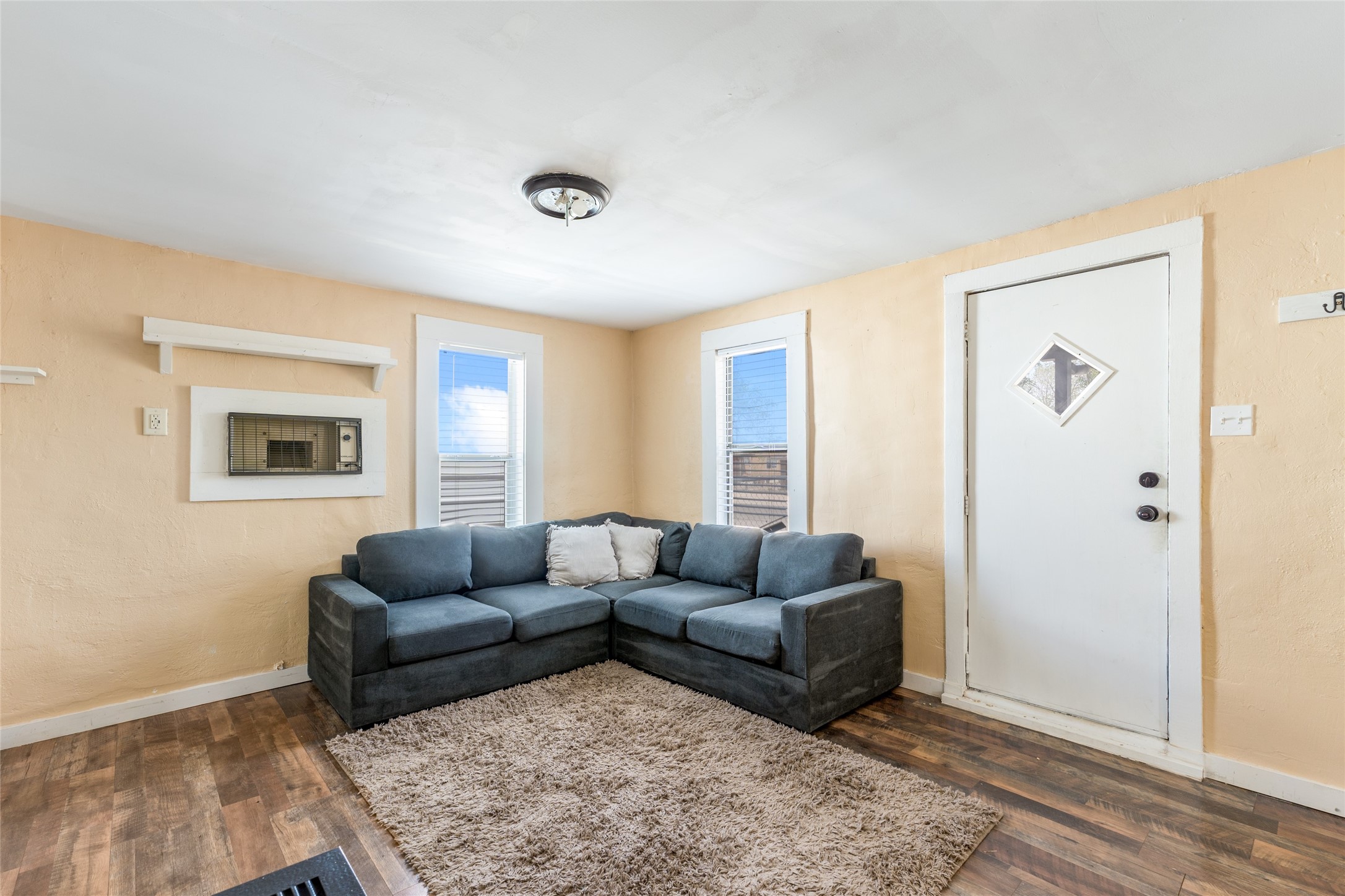  704 Loring Avenue - 物件實景