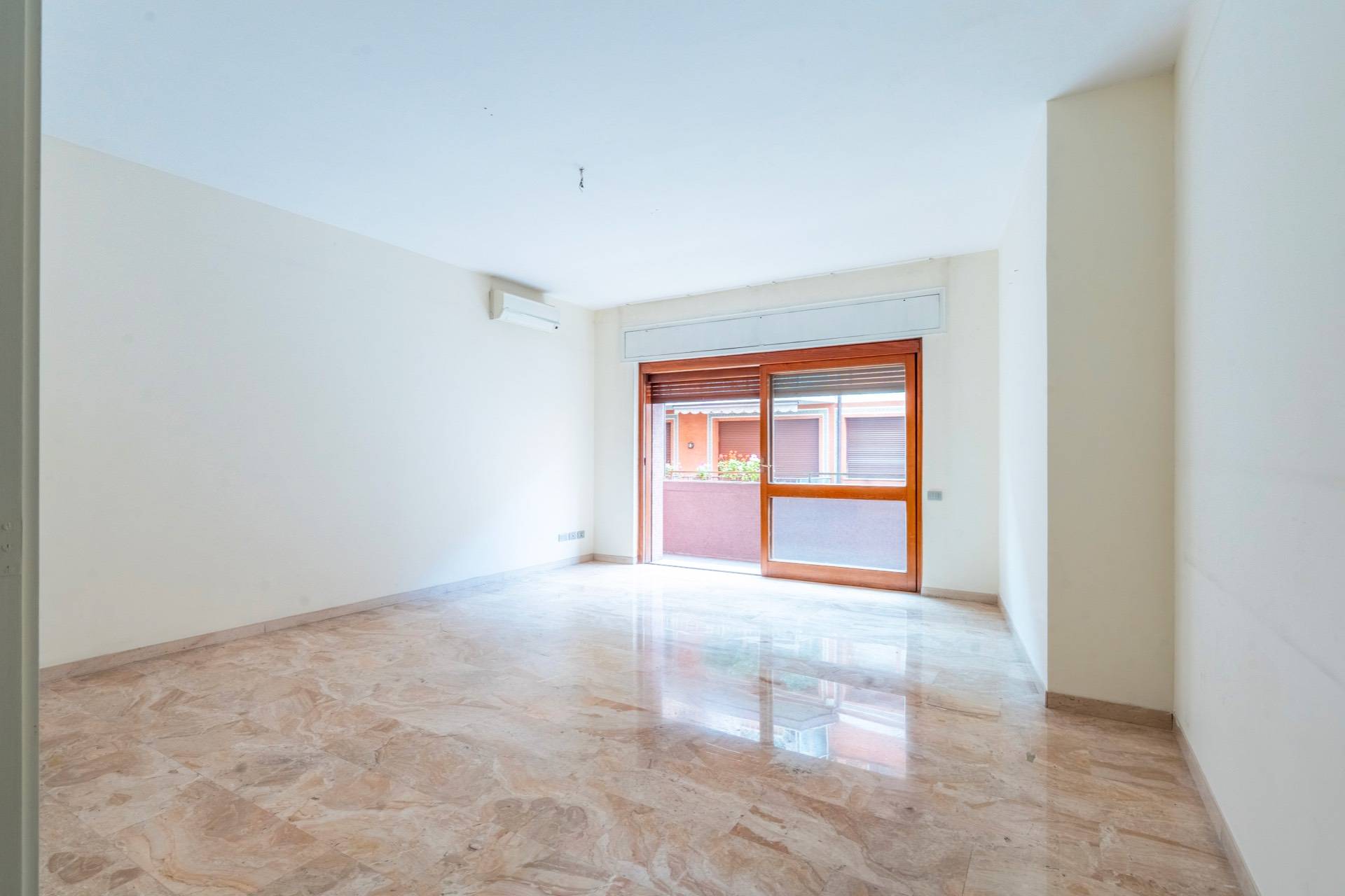 Roma, Roma, 00100, IT, 4 Bedrooms Bedrooms, ,2 BathroomsBathrooms,Residential,For Sale,1836935