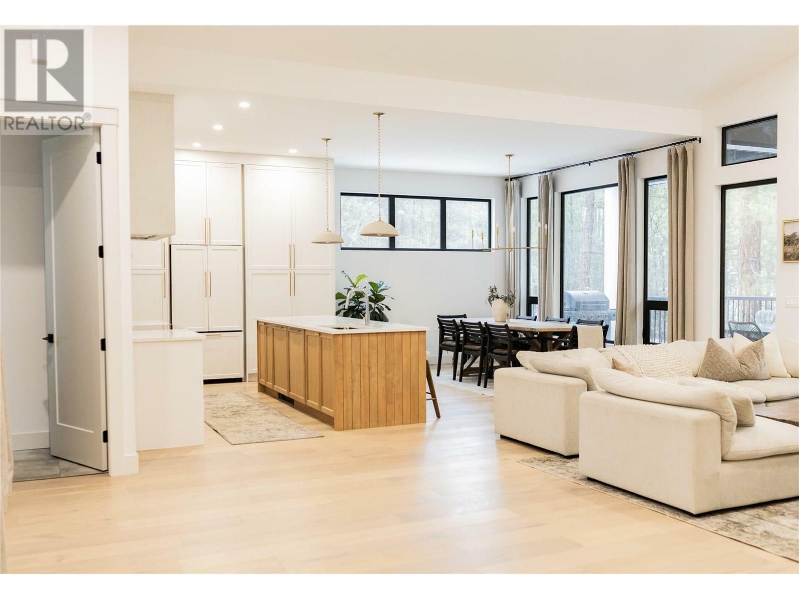 GRAND FORKS, British Columbia, V0H 1H2, CA, 5 Bedrooms Bedrooms, ,5 BathroomsBathrooms,Residential,For Sale,1868553