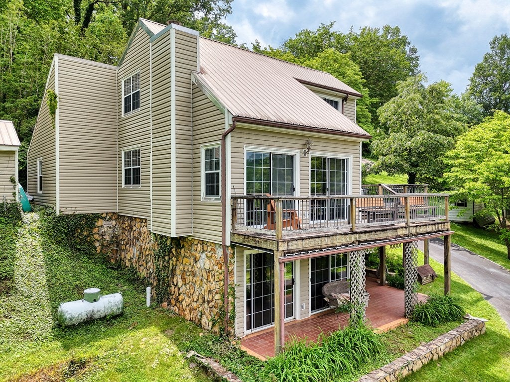 Hayesville, North Carolina, 28904, United States, 3 Bedrooms Bedrooms, ,3 BathroomsBathrooms,Residential,For Sale,1862322
