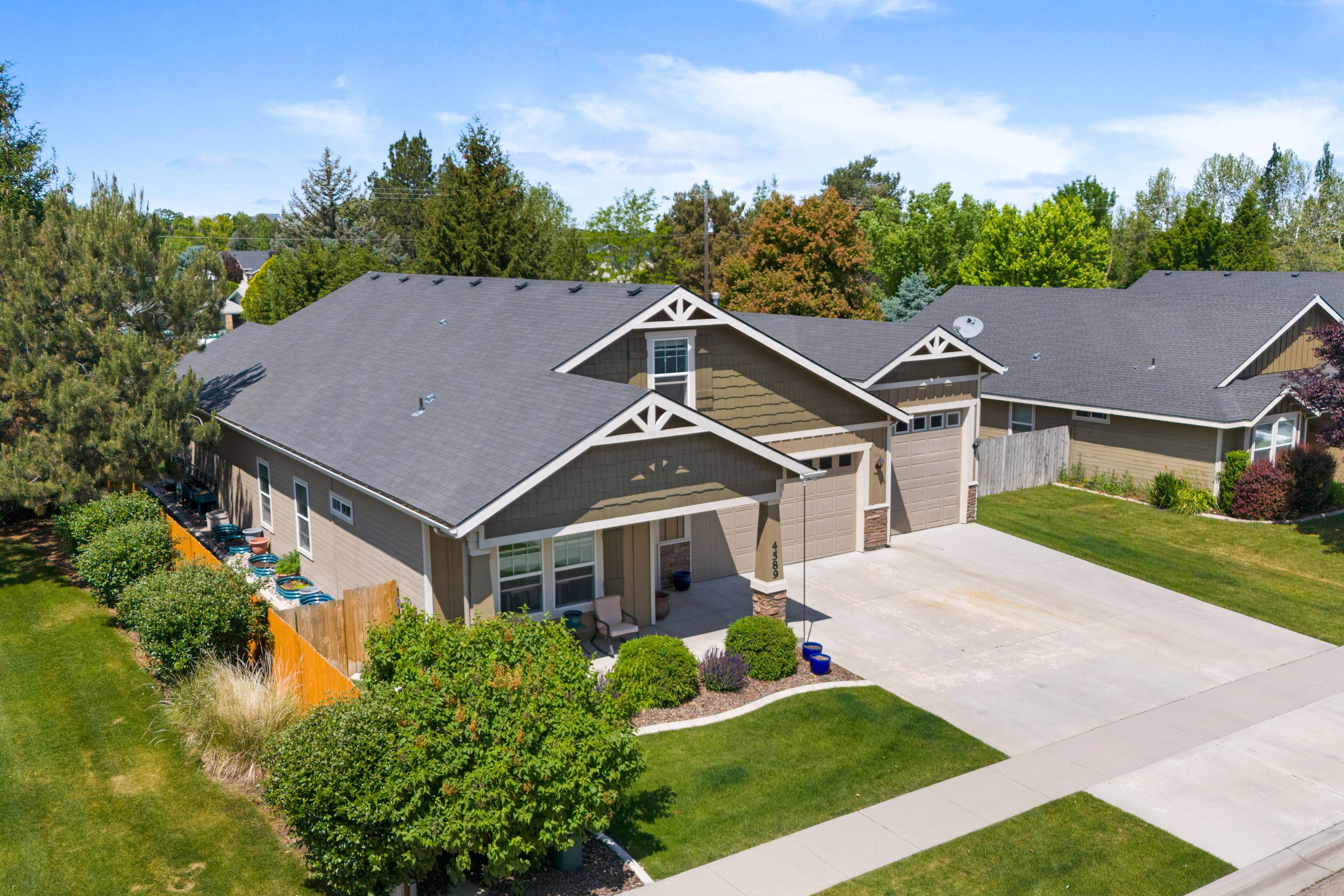  Single-Level Living with Bonus Room and 33’ RV Bay - 物件實景