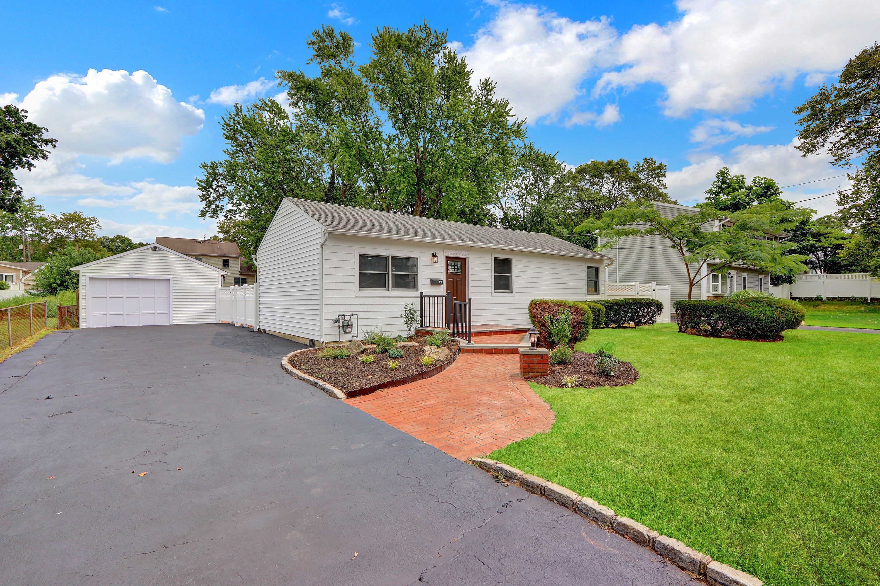 West Islip, New York, 11795, United States, 3 Bedrooms Bedrooms, ,2 BathroomsBathrooms,Residential,For Sale,1920311