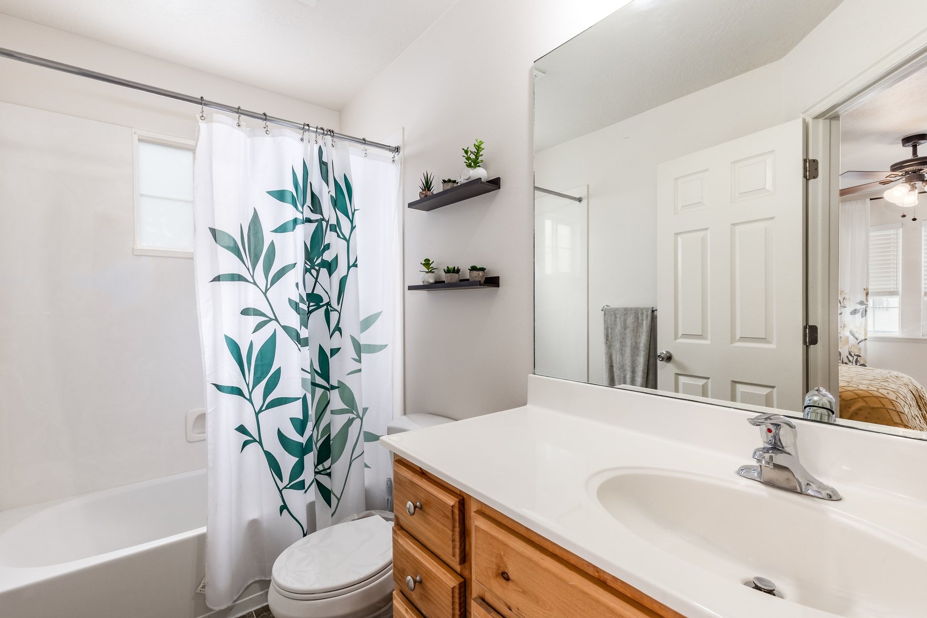  End Row Townhome in Highly Desired Location - 物件實景
