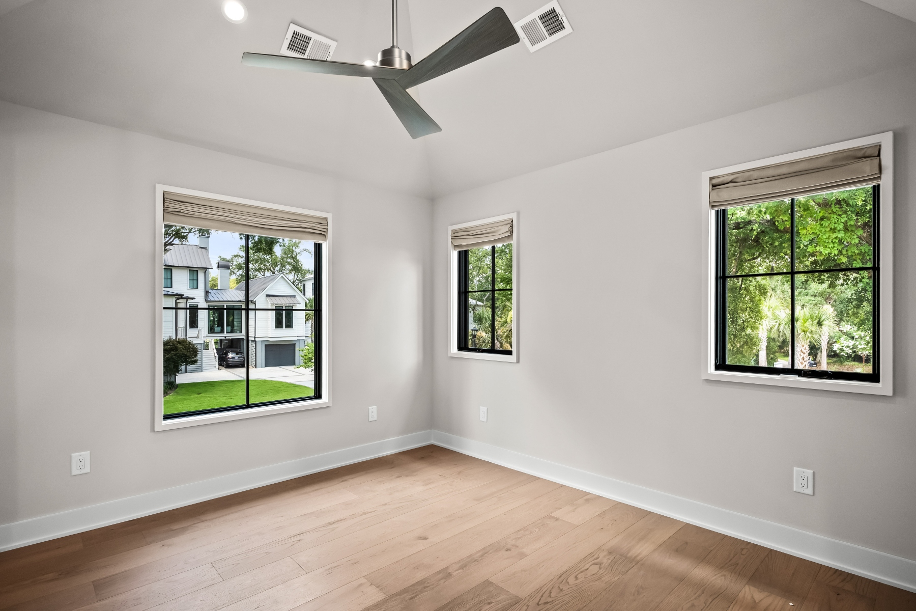  700 Stucco Lane, Mount Pleasant - 物件實景