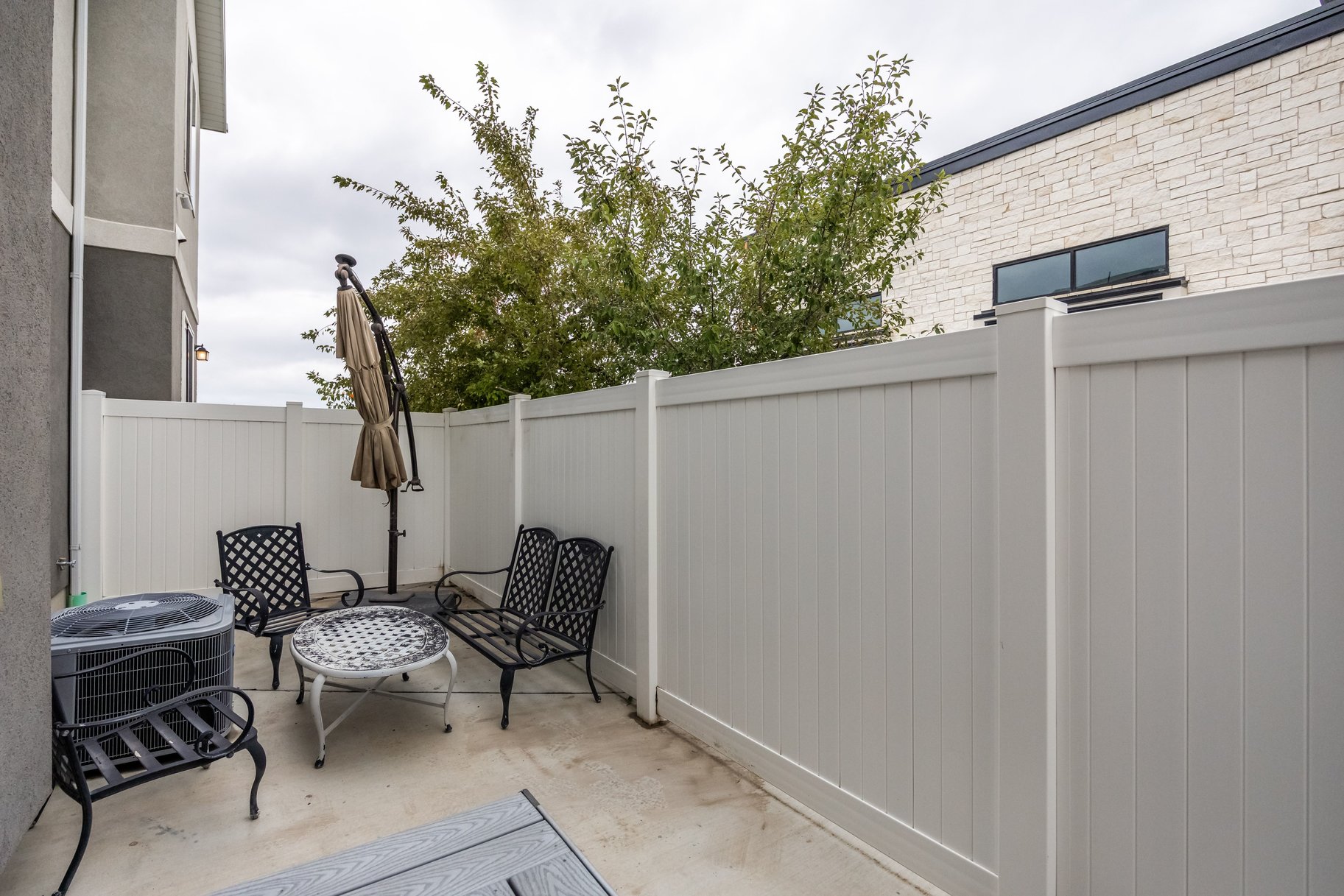  Standout Townhome with Finished Basement & Extras - 物件實景