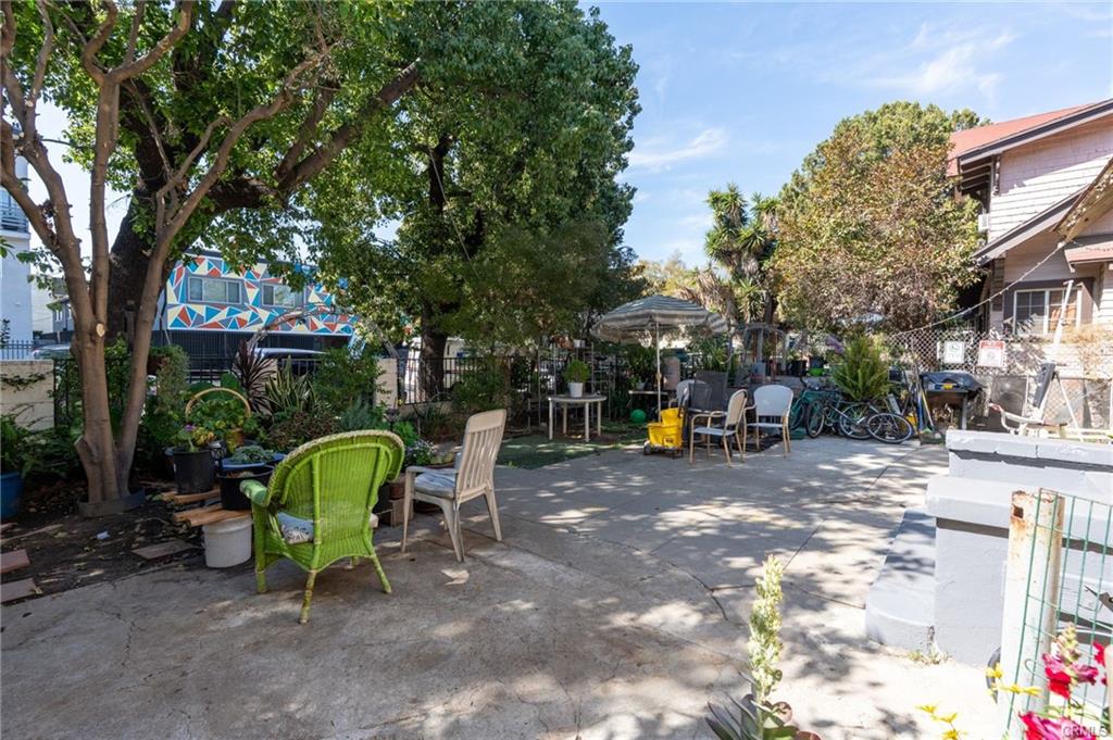 Los Angeles, California, 90037, United States, 7 Bedrooms Bedrooms, ,Residential,For Sale,1935782