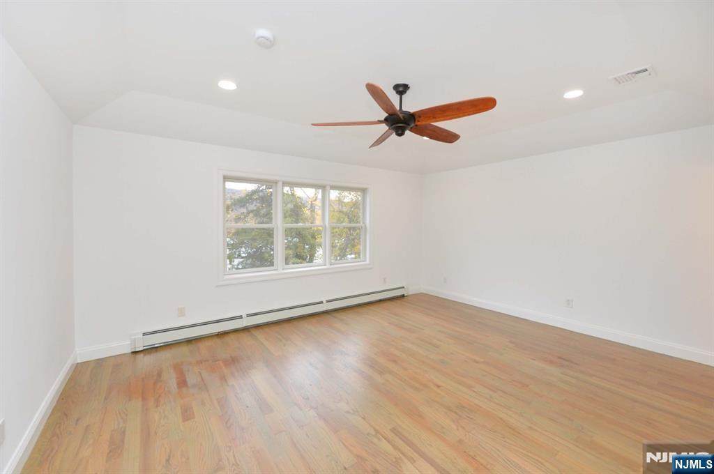 Mahwah, New Jersey, 07430, United States, 4 Bedrooms Bedrooms, ,3 BathroomsBathrooms,Residential,For Sale,1989324