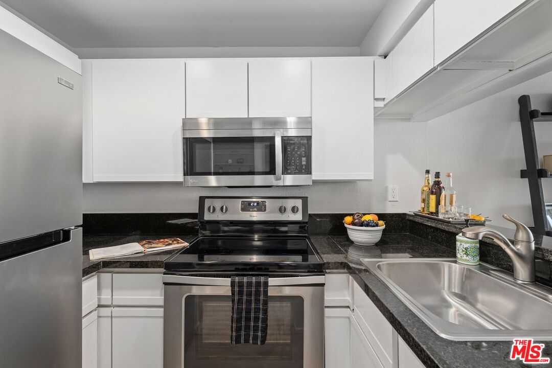 Los Angeles, California, 90024, United States, 2 Bedrooms Bedrooms, ,1 BathroomBathrooms,Residential,For Sale,1948814