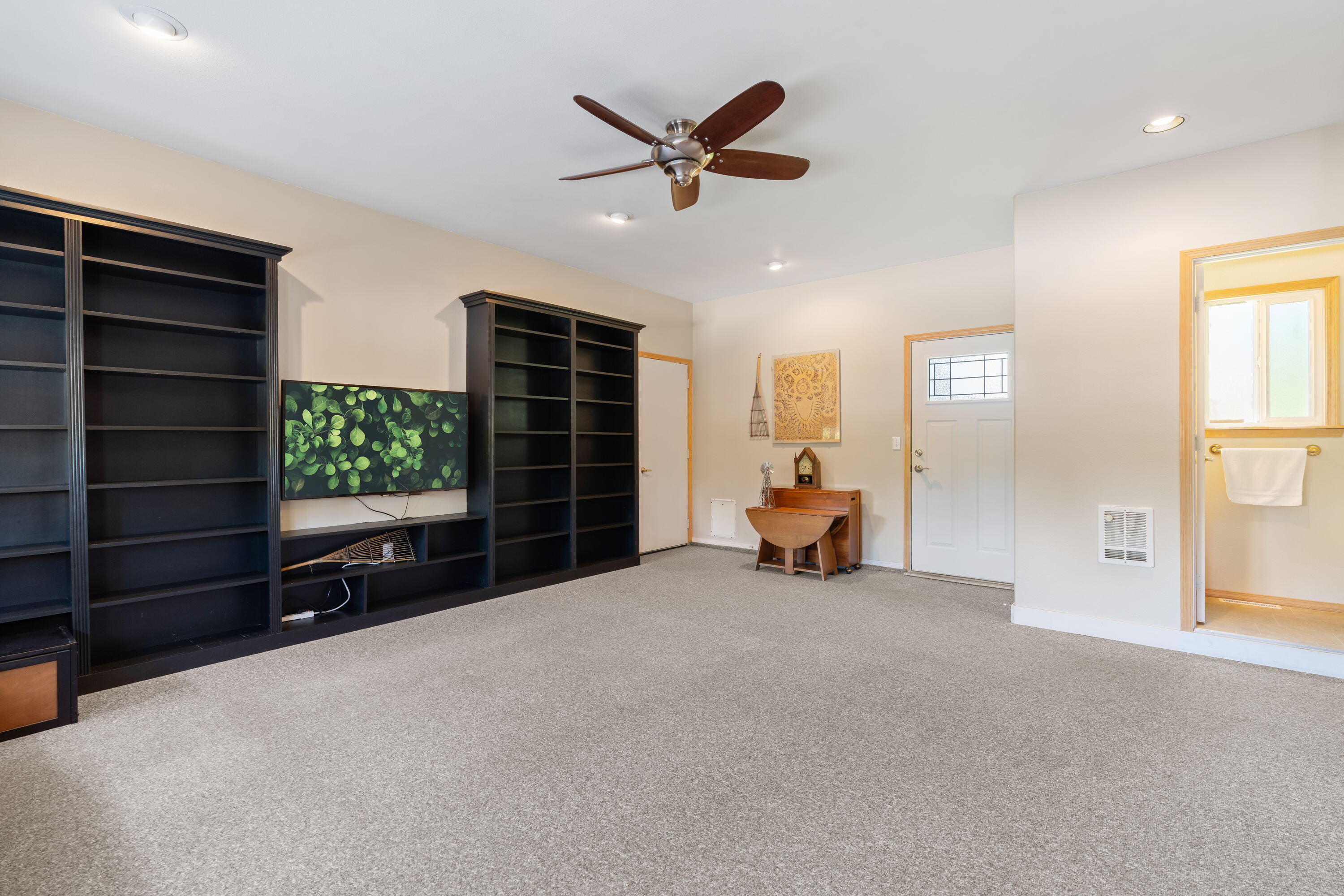 Redmond, Oregon, 97756, United States, 3 Bedrooms Bedrooms, ,4 BathroomsBathrooms,Residential,For Sale,1856956