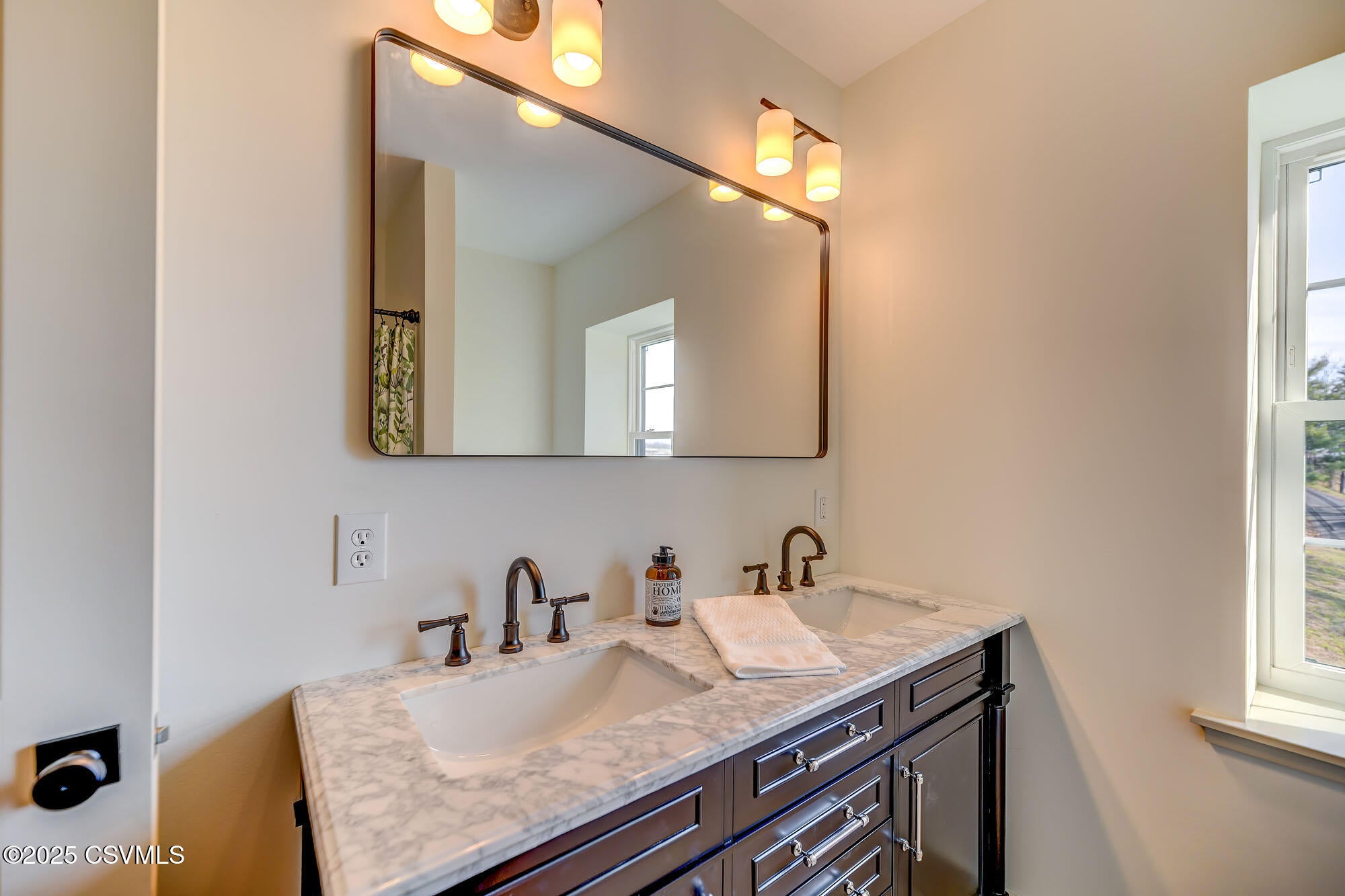 Berwick, Pennsylvania, 18603, United States, 4 Bedrooms Bedrooms, ,2 BathroomsBathrooms,Residential,For Sale,1993834