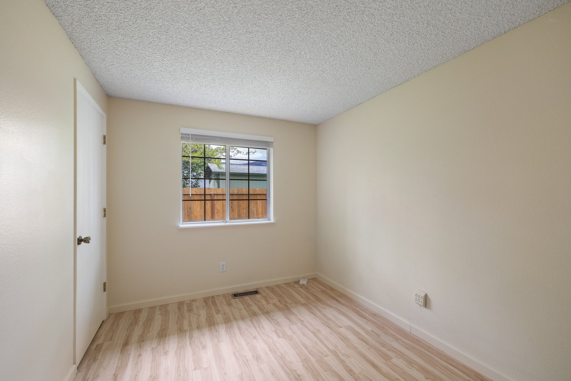  Move-in Ready. Great starter or investment home - 物件實景