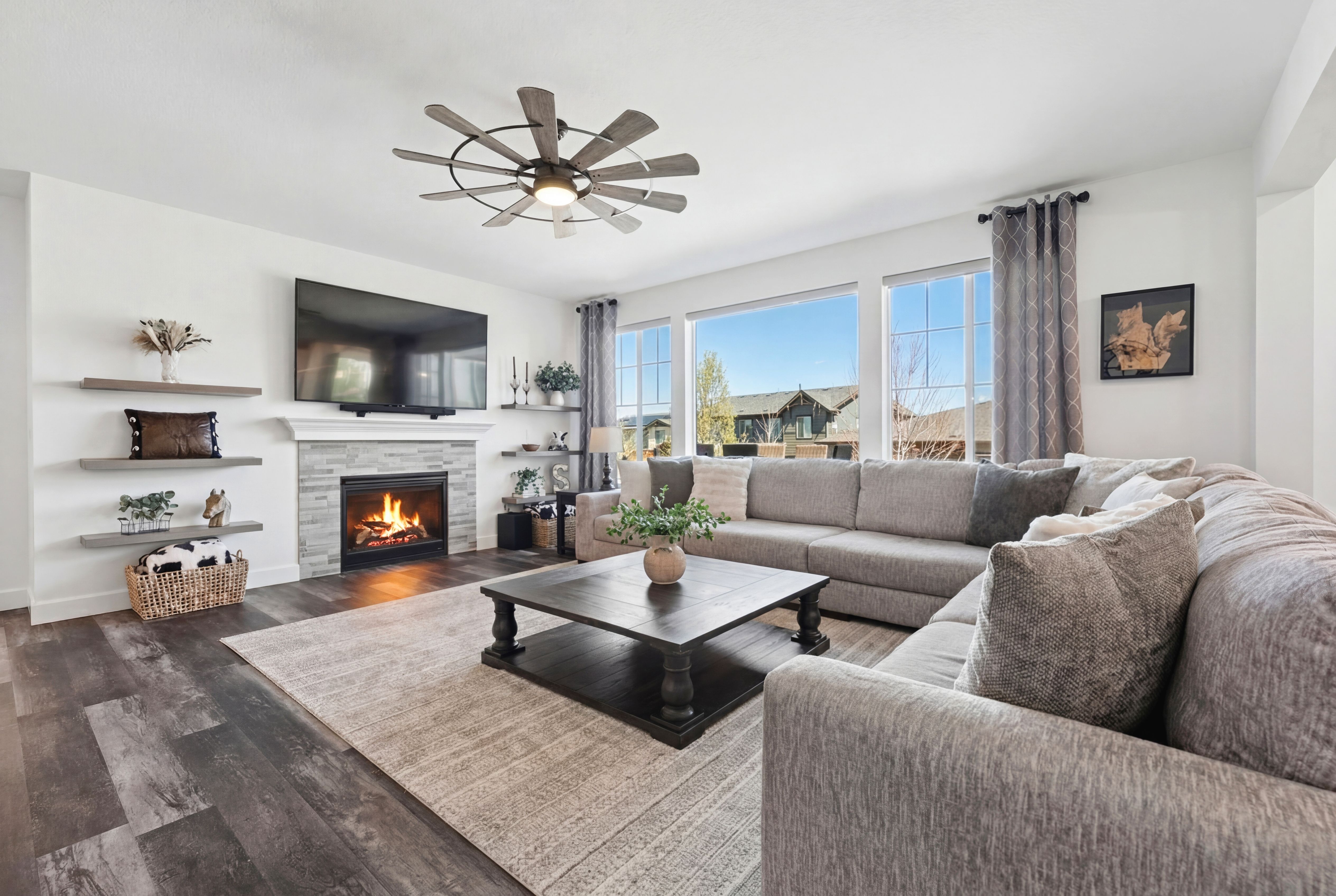  Newer construction, thoughtful design, and beautifully scaled spaces - 物件實景