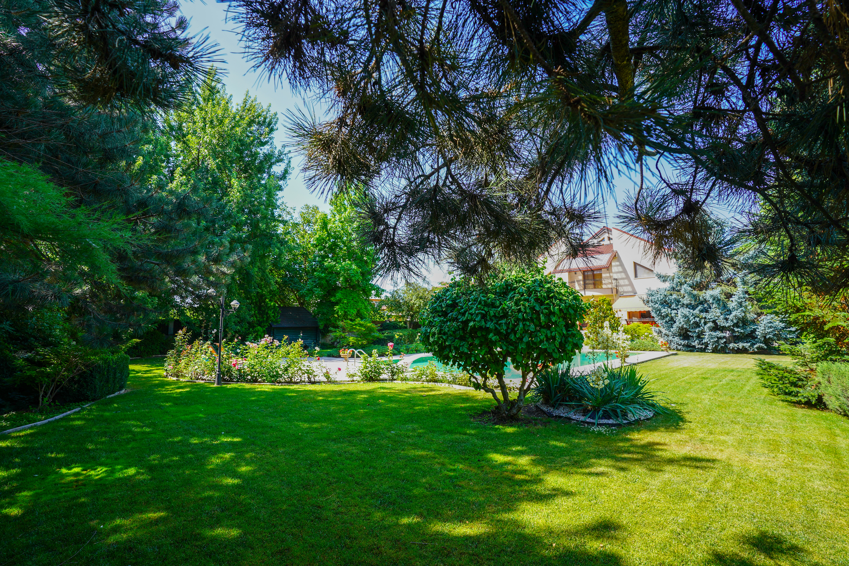  Secluded Villa with Expansive Garden & Pool in Corbeanca - 物件實景
