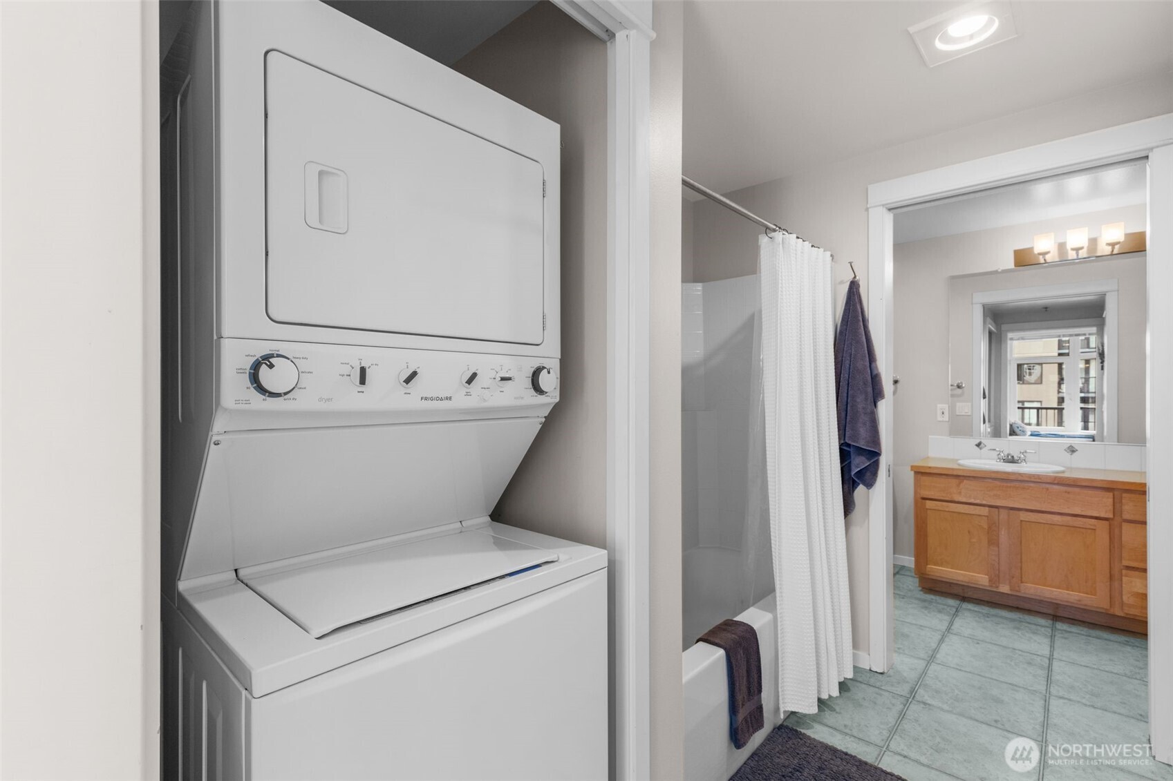 Seattle, Washington, 98121, United States, 1 Bedroom Bedrooms, ,1 BathroomBathrooms,Residential,For Sale,1896299
