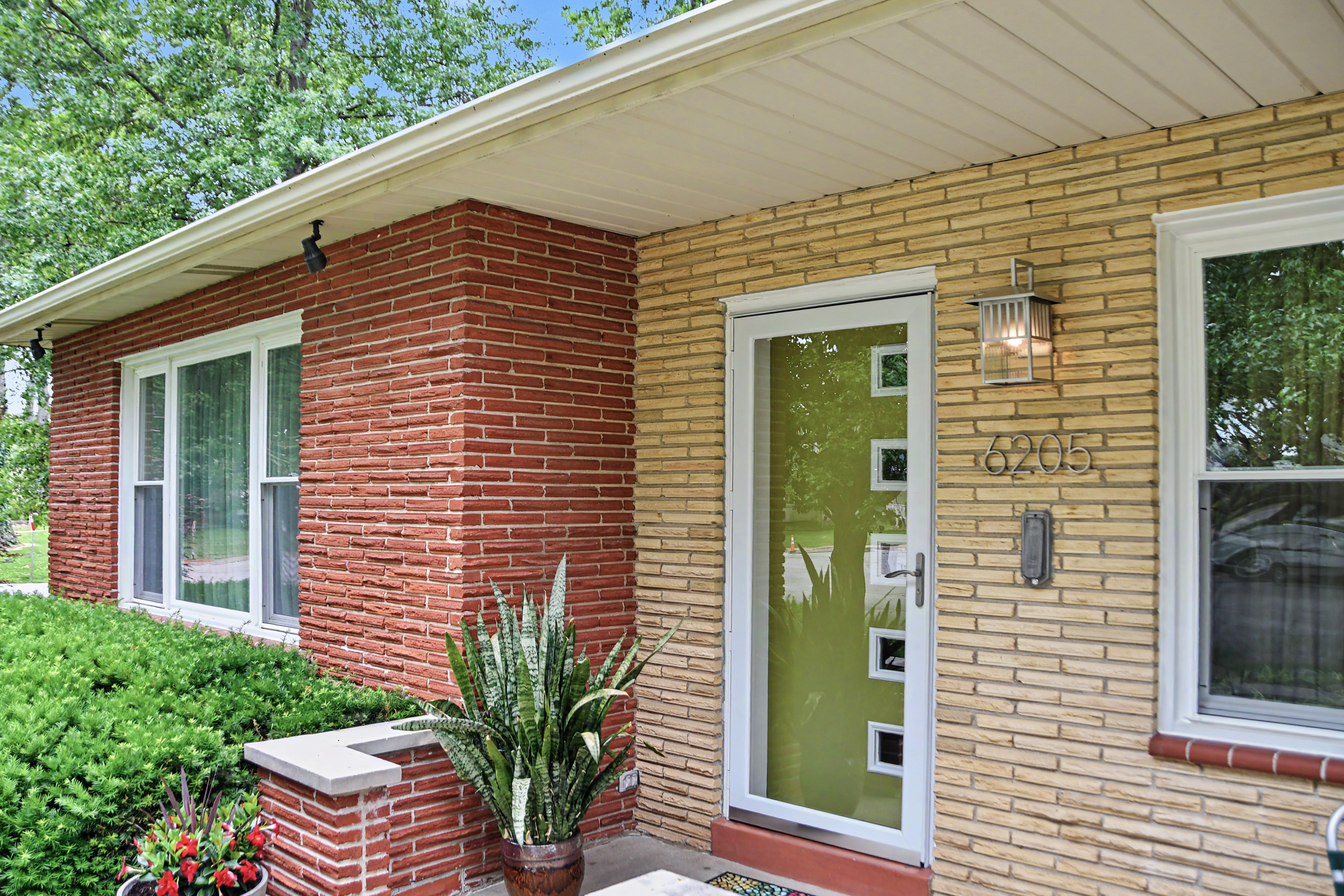  You’ll fall in love with this charming midcentury ranch. - 物件實景