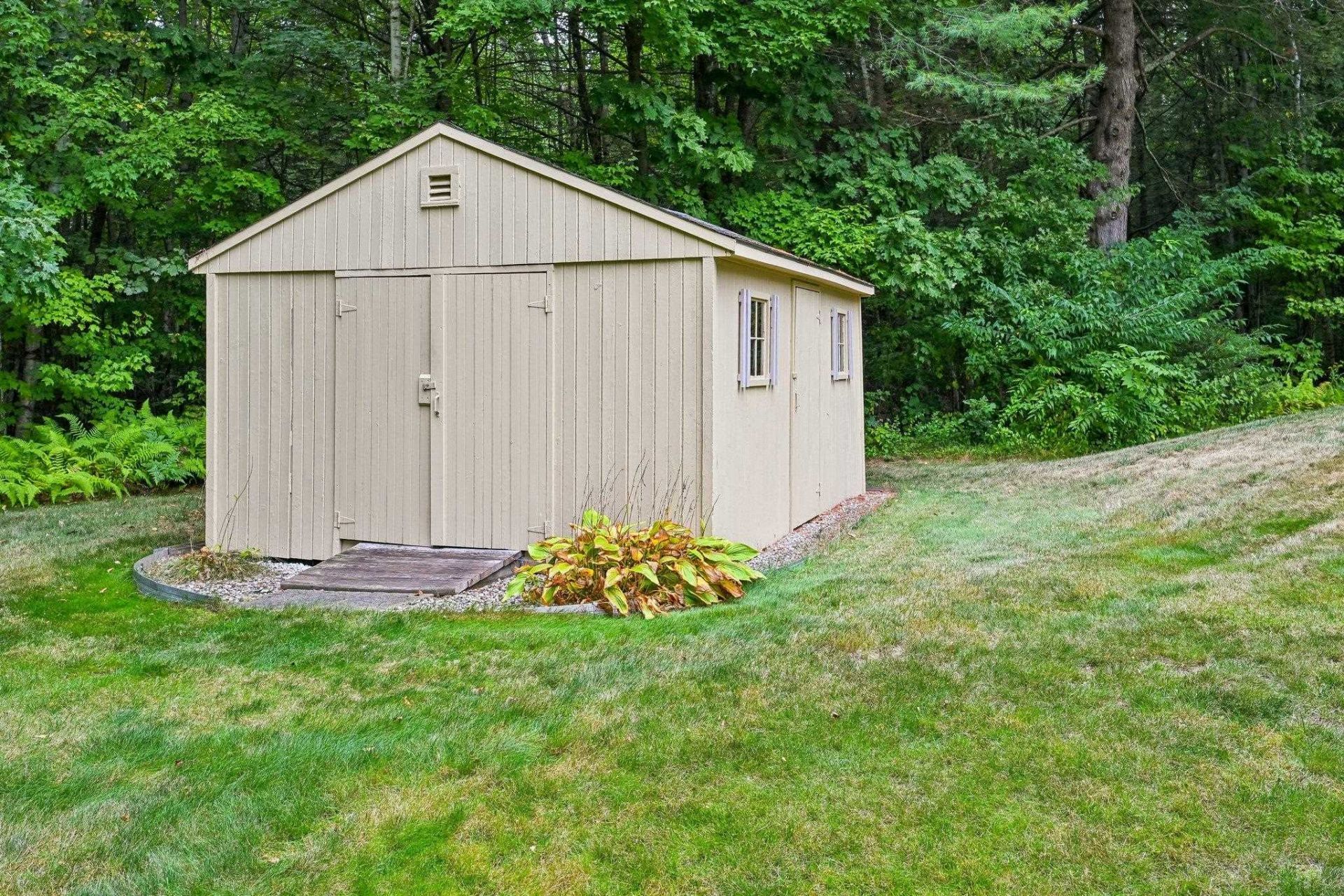 Jennifer Ln, Auburn, NH 03032