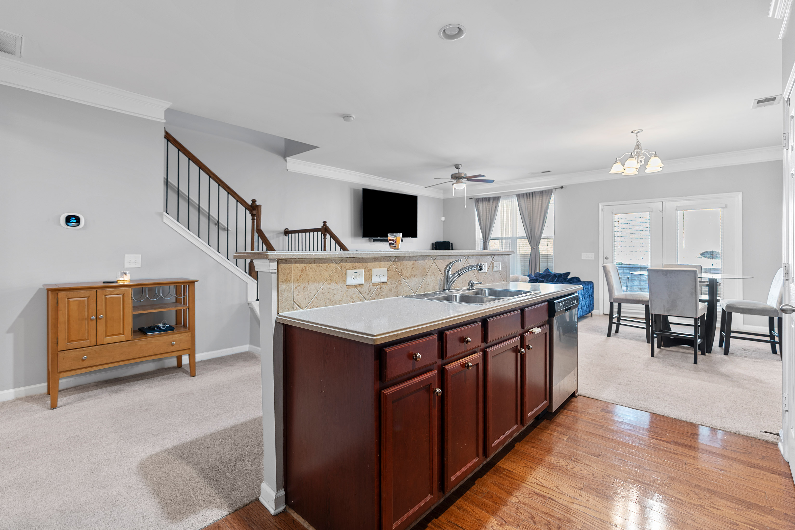  Stylish, Spacious and Ideally Located Townhome - 物件實景