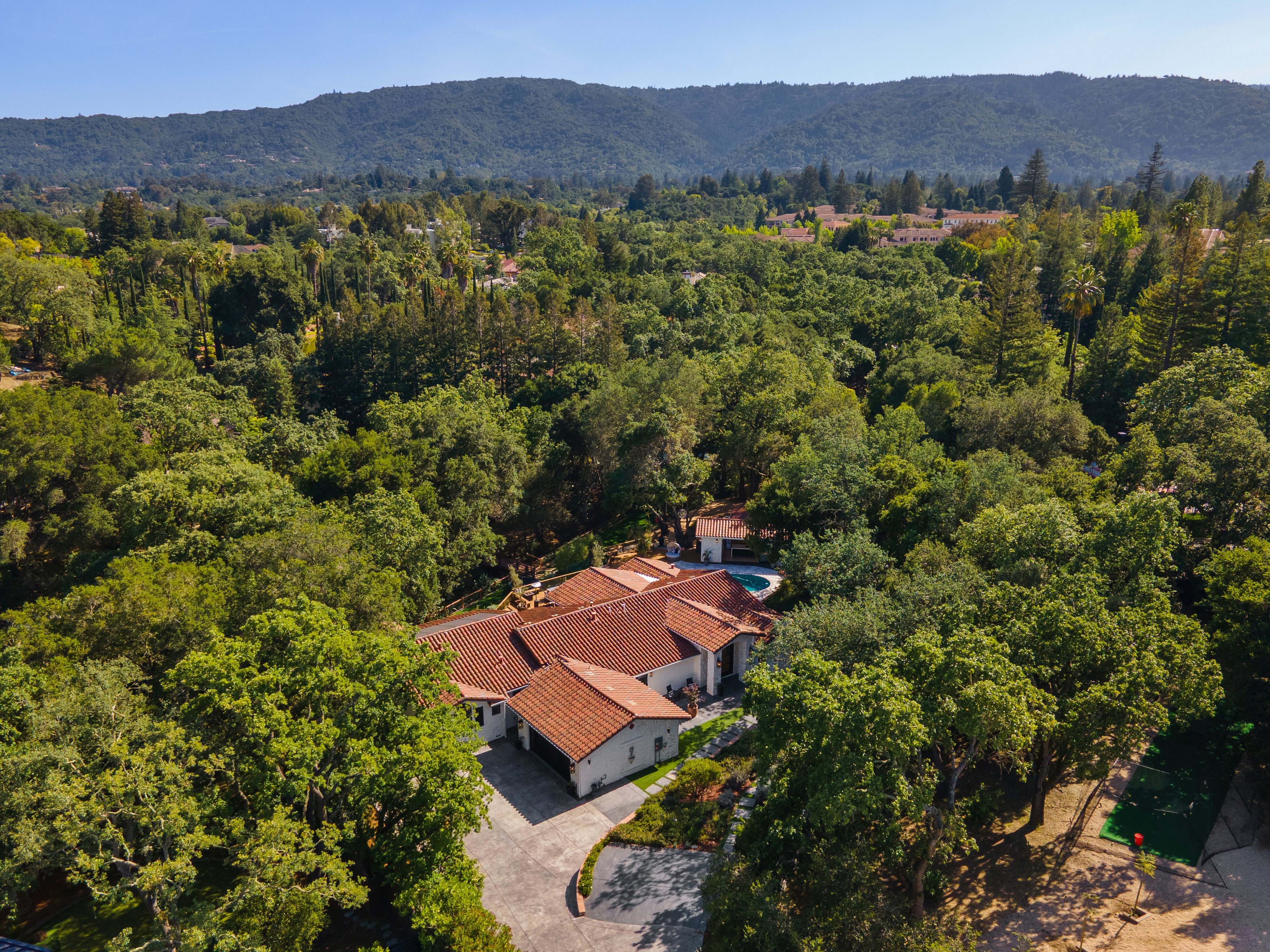  Private Gated Sanctuary With Expansive Outdoor Living - 物件實景