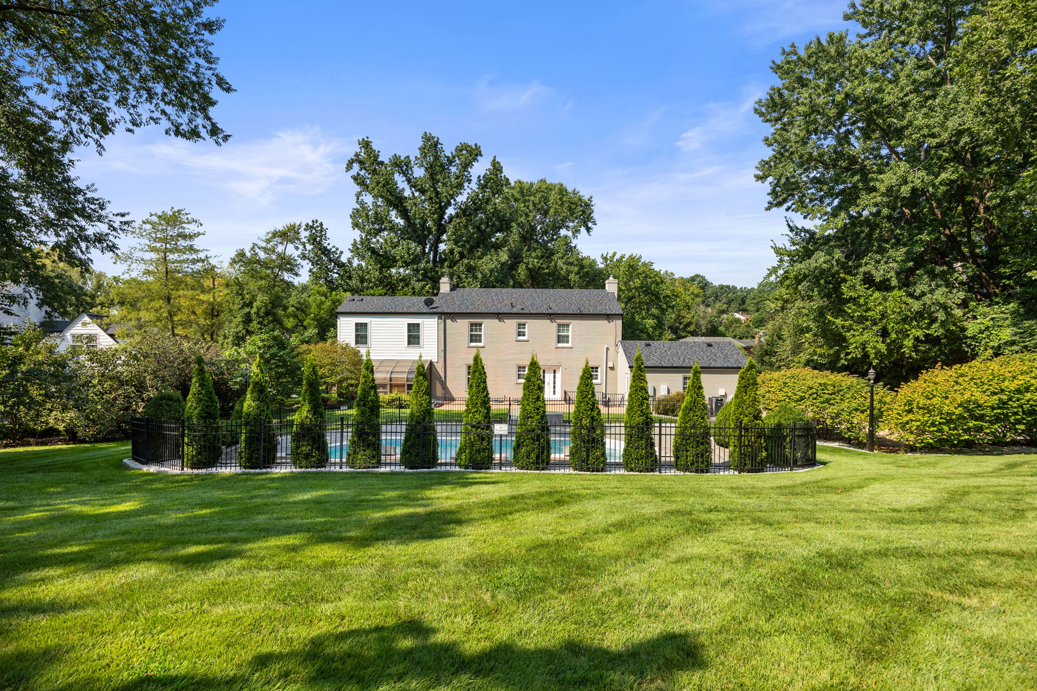 This classic Berkshire home offers curb appeal galore - 物件實景