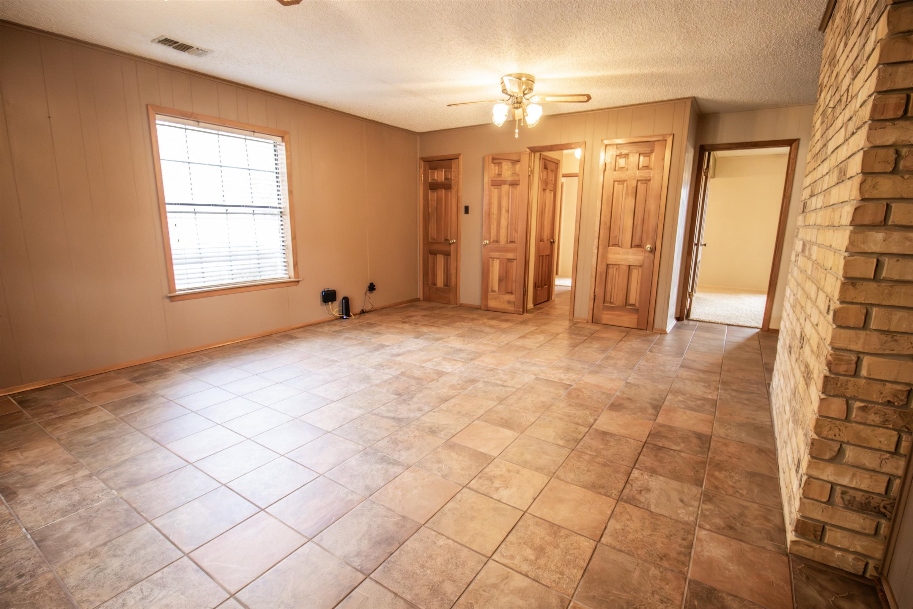 Marshall, Texas, 75670, United States, 5 Bedrooms Bedrooms, ,4 BathroomsBathrooms,Residential,For Sale,1996423