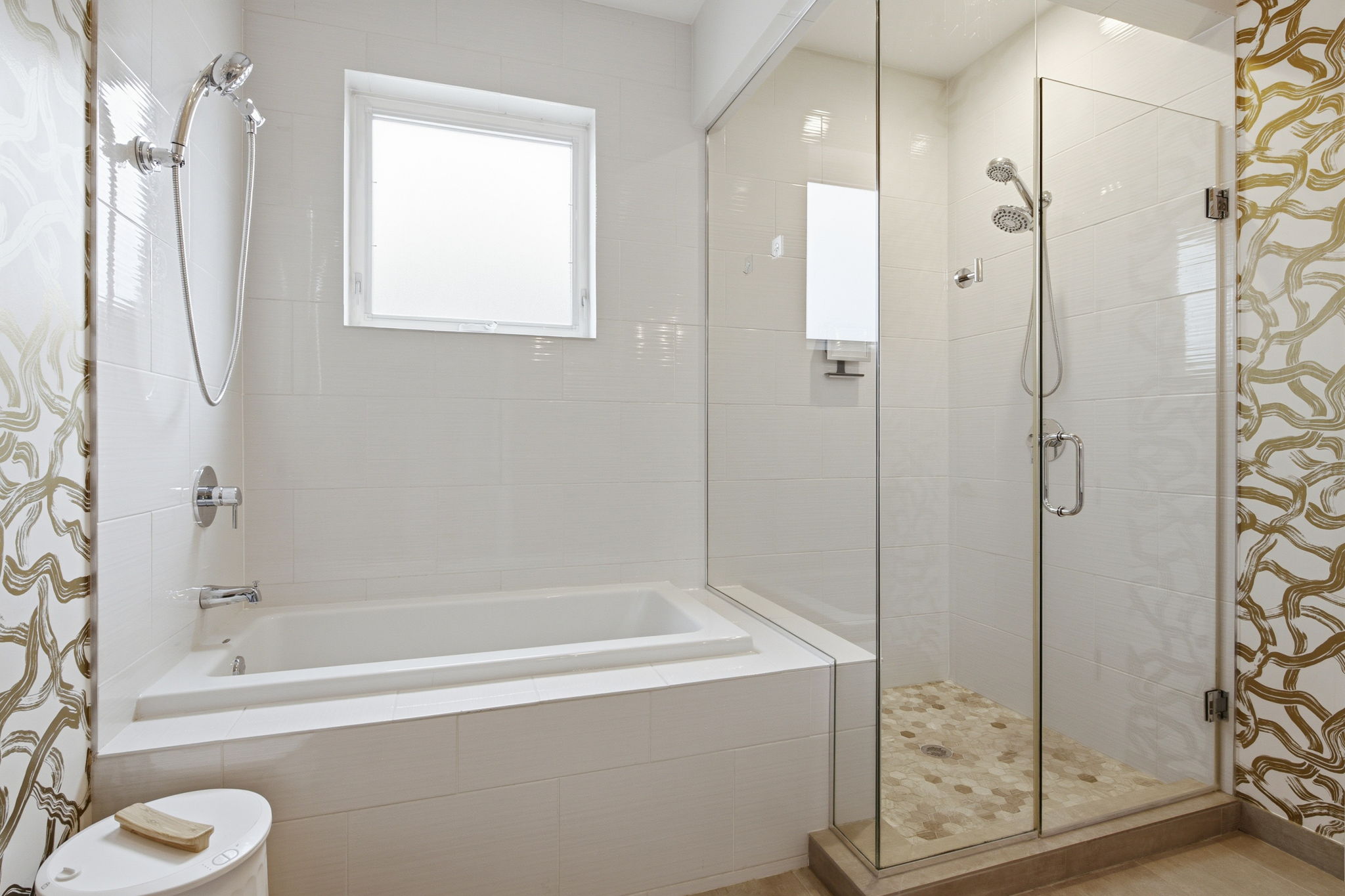  Welcome to This Stunning Three-Story Townhome - 物件實景